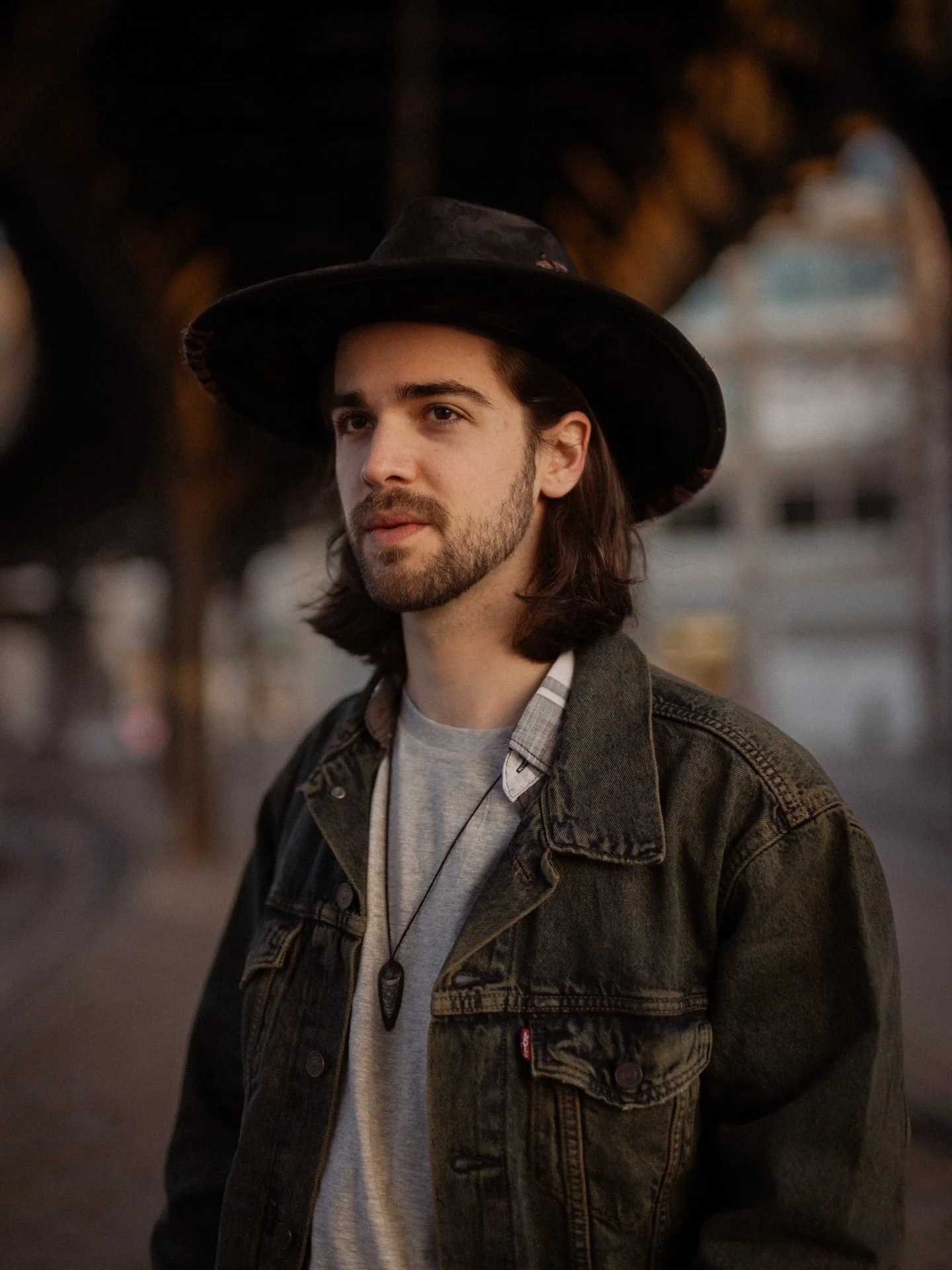 Hey ihr Lieben,
Mein Name ist David Tarakona und ich mach schon fast mein ganzes Leben lang Musik. Angefangen mit klassischem Violinen-Unterricht, &uuml;ber meine ersten B&uuml;hnenerfahrungen als Heavy Metal S&auml;nger, hat es mich durch mein Gitar