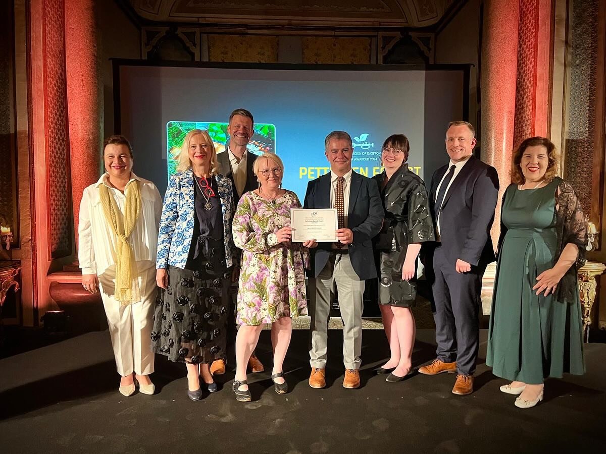 Pettuiselle Mets&auml;myslille voitto kategoriassa Houkuttelevin pakkaus!!! Taika Honeyn Terva&amp;lakritsi-hunajahaudukkeelle voitto kategoriassa Innovatiivisin ruokalahja! 
🥳🌟🌟🌟🌟🌟🥳
#worldfoodgiftchallenge2025
#europeanregionofgastronomy #tas