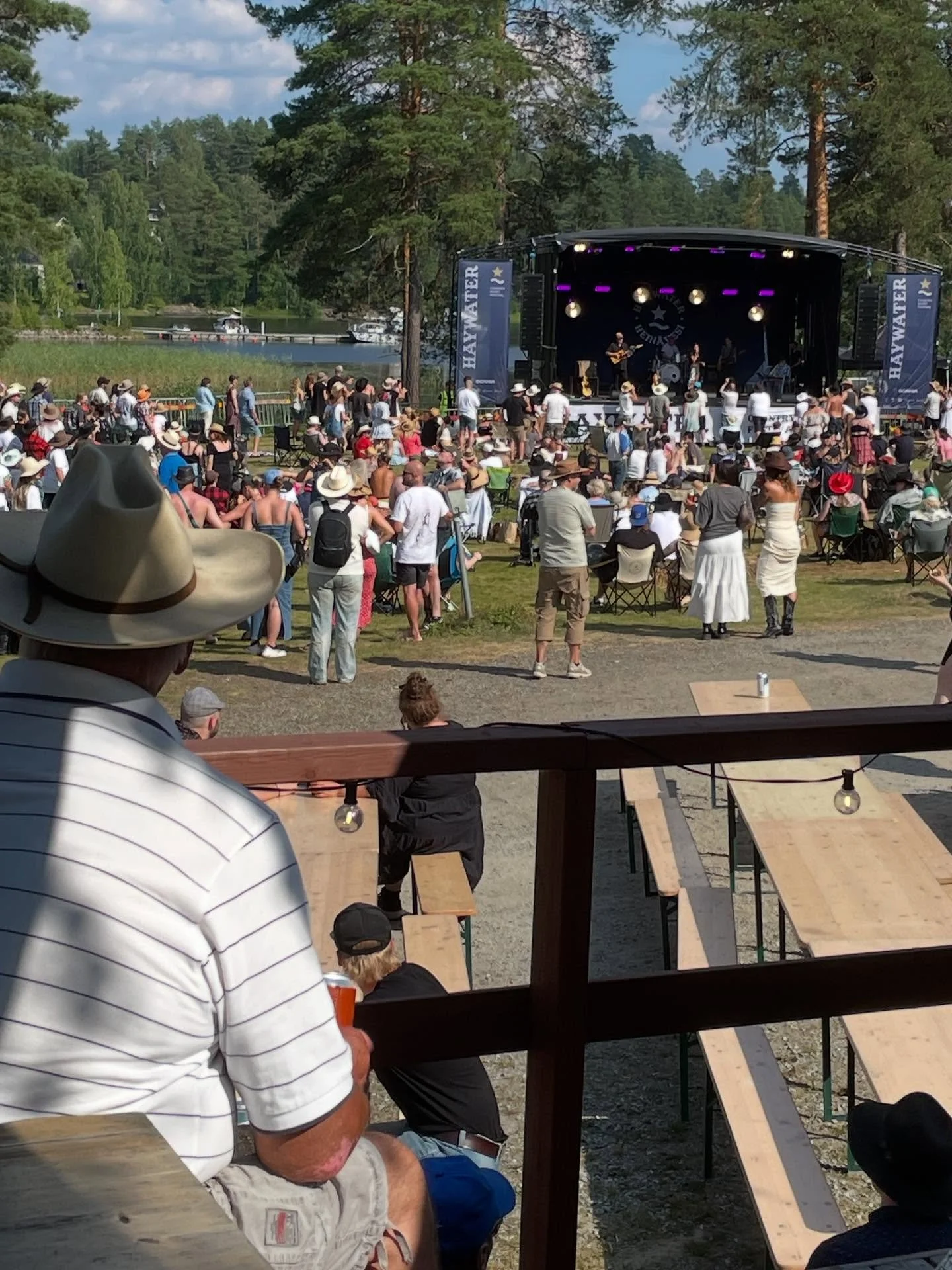 Ihan t&auml;ydellinen paikka countryfestareille!! Sis&auml;inen lehmitytt&ouml;ni her&auml;si 😄👩🏻&zwj;🌾🎻🎼🪕🎫

#haywater #karvio #hein&auml;vesi #visithein&auml;vesi #rentomeininki