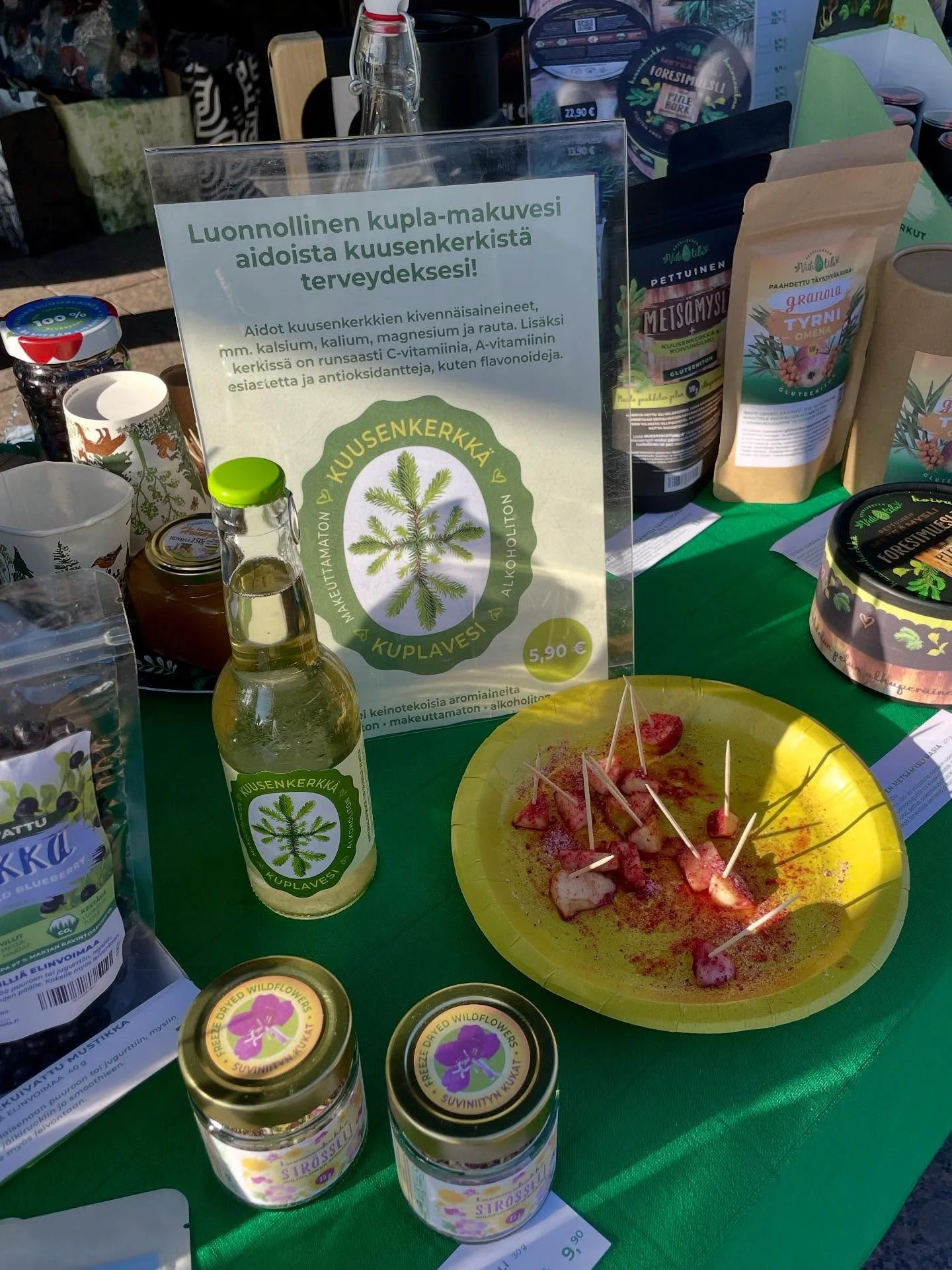 T&auml;n&auml;&auml;n perjantaina maistellaan mets&auml;n makuja Joensuun torilla Saimaan makuja Popup-tapahtumassa. L&auml;mpim&auml;sti TERVETULOA!!!🌲🧡🫐💚🌲🧡🫐🌲
#saimaanmakuja #mets&auml; #kuusenkerkk&auml;kuplajuoma #puolukkamakusokeri #mets&