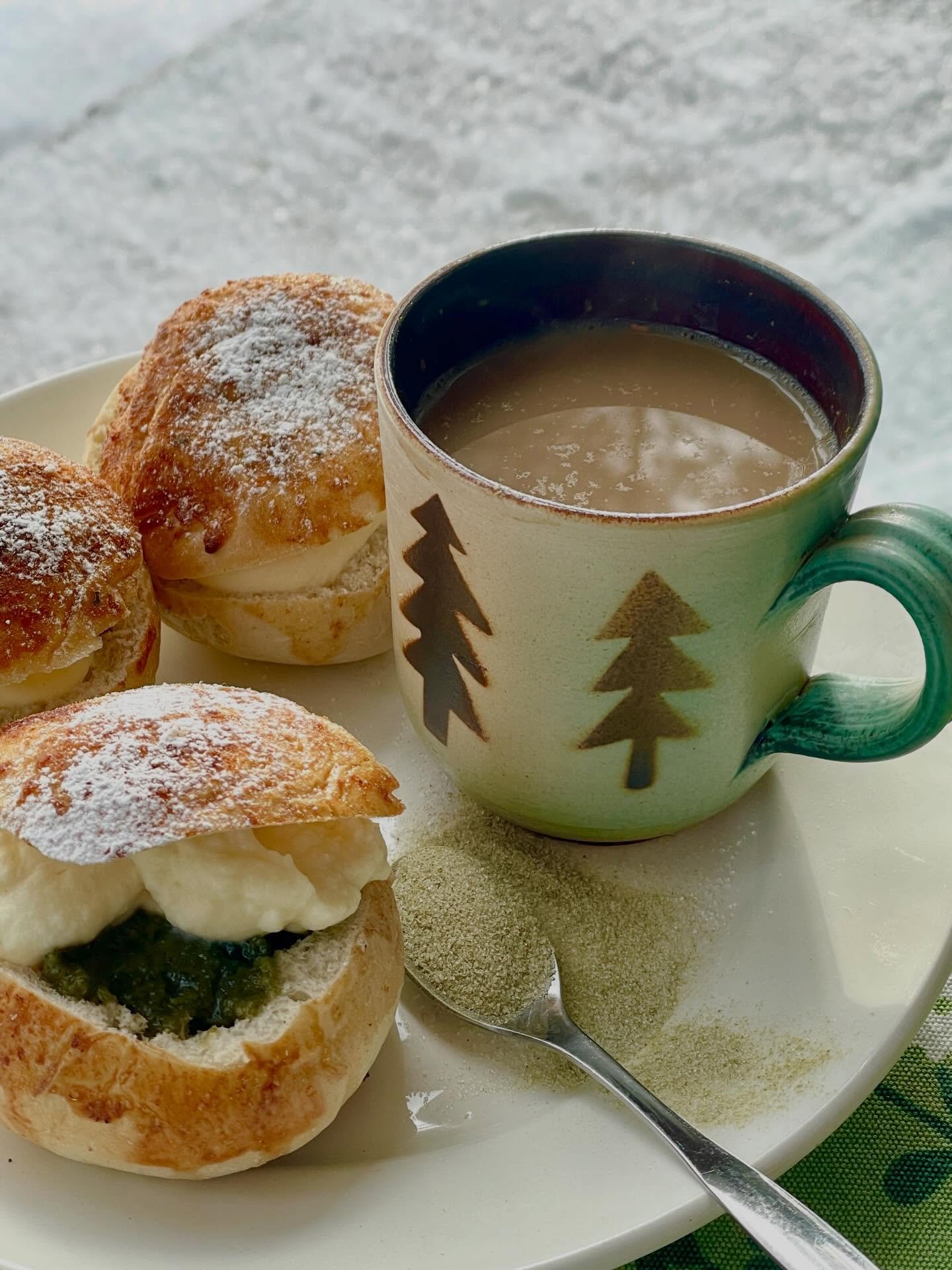 Reipasta laskiaista! ❄️😊
Hortafiilien laskiaispullien t&auml;ytteen&auml; on tietty karvasmantelin makuista pihlajansilmusokerimassaa, jota t&auml;t&auml; varten valmistettiin viime toukokuussa pakastimeen. Pullien p&auml;&auml;ll&auml; pihlajanmarj