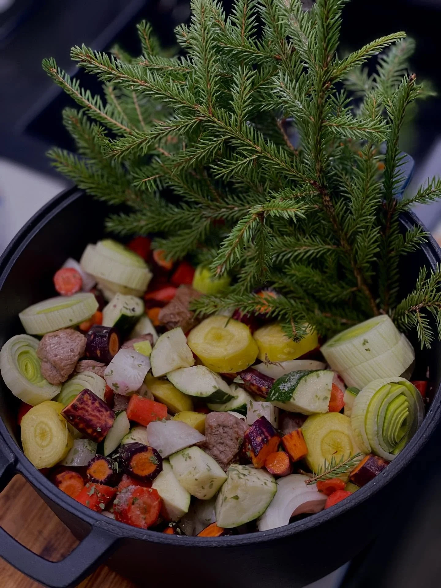 Joulukuusenoksa-paisti on passeli loppiaisruoka. Kuusen lis&auml;ksi mausteena katajanmarjaa, lis&auml;ksi paistin liemen&auml; joulusta yli j&auml;&auml;nyt punaviini antaa padalle mehevyytt&auml;. Havunneulasia ei kannata irrottaa oksista, oksineen