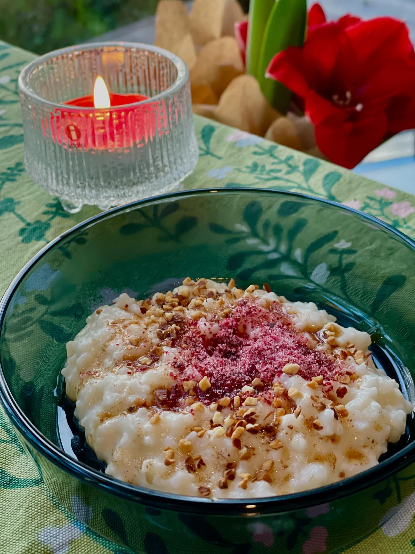 Ihanaaaa saada herkkupuuroa taas vatsant&auml;ydelt&auml;!! 🤩 Herkkupuuron p&auml;&auml;ll&auml; on t&auml;n&auml; vuonna kirpe&auml;nmakean puolukkasokerin lis&auml;ksi lempe&auml;n p&auml;hkin&auml;ist&auml; ruskistettua voisulaa ja paahdettua man