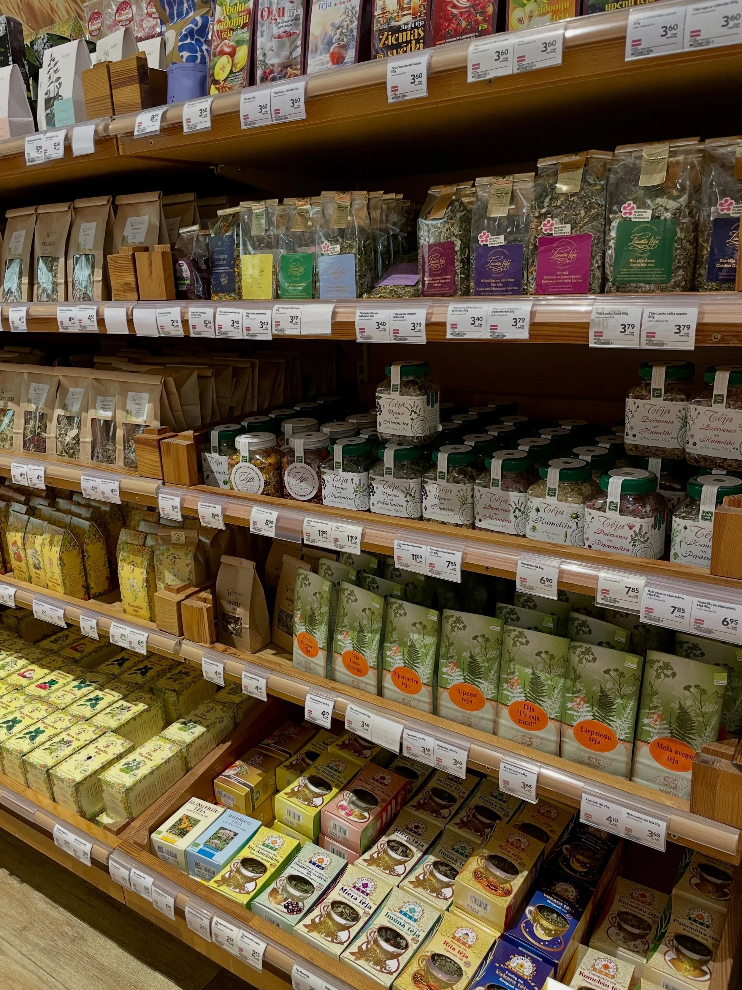 Omatoimi-opintoretkell&auml; Riikassa ihmettelem&auml;ss&auml; valtavaa yrttitee- ja rohdosvalikoimaa 😲
🌱❤️🌿 🇦🇹 🌱 💚 🌿🧪
#villiyrtit #herbs #latvia #riika #yrttitee luonnonrohdokset hortafiilienilosanoma villiyrttikioski