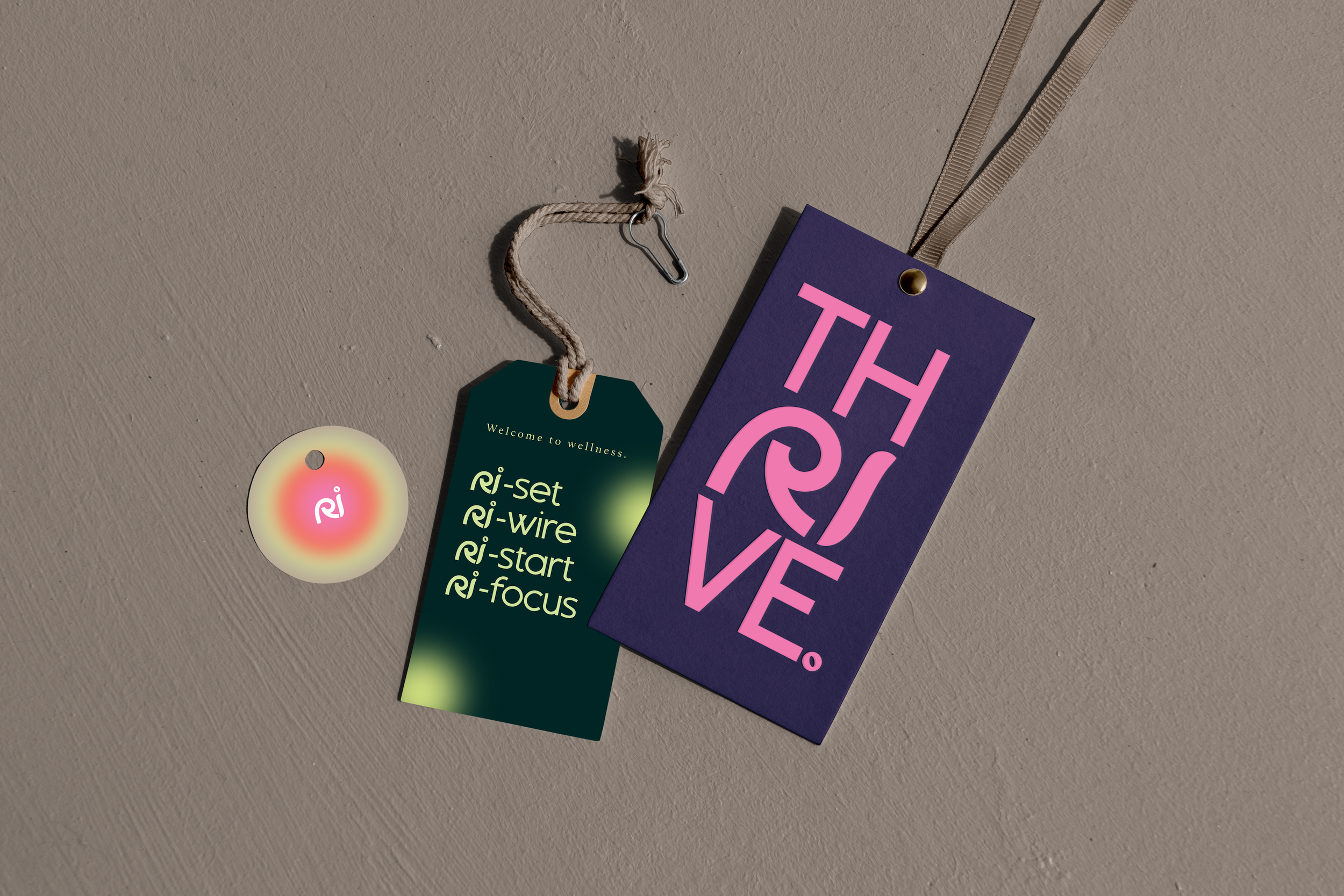 Decorative tags and a circular light with the word 'Ri' on the wall.