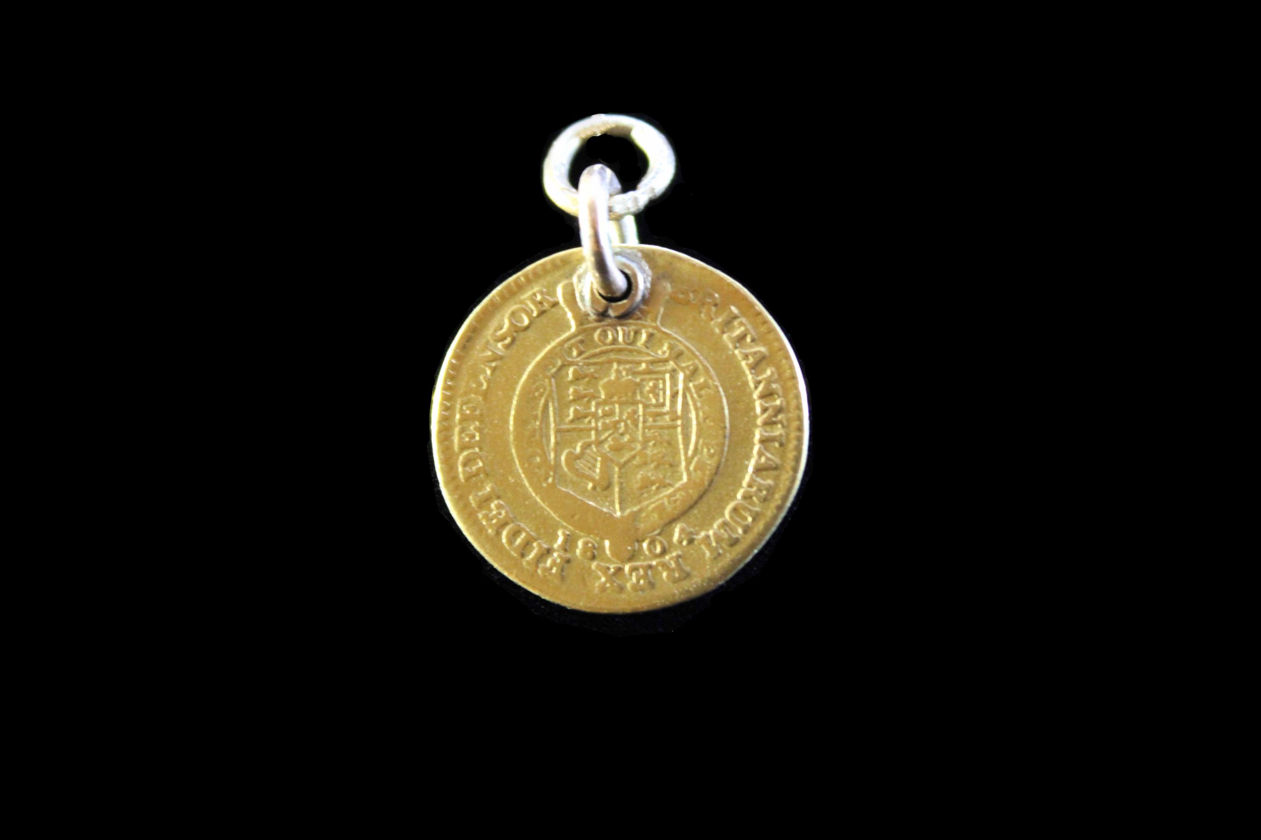 Reverse of 1804 George III gold half guinea showing crowned shield and garter