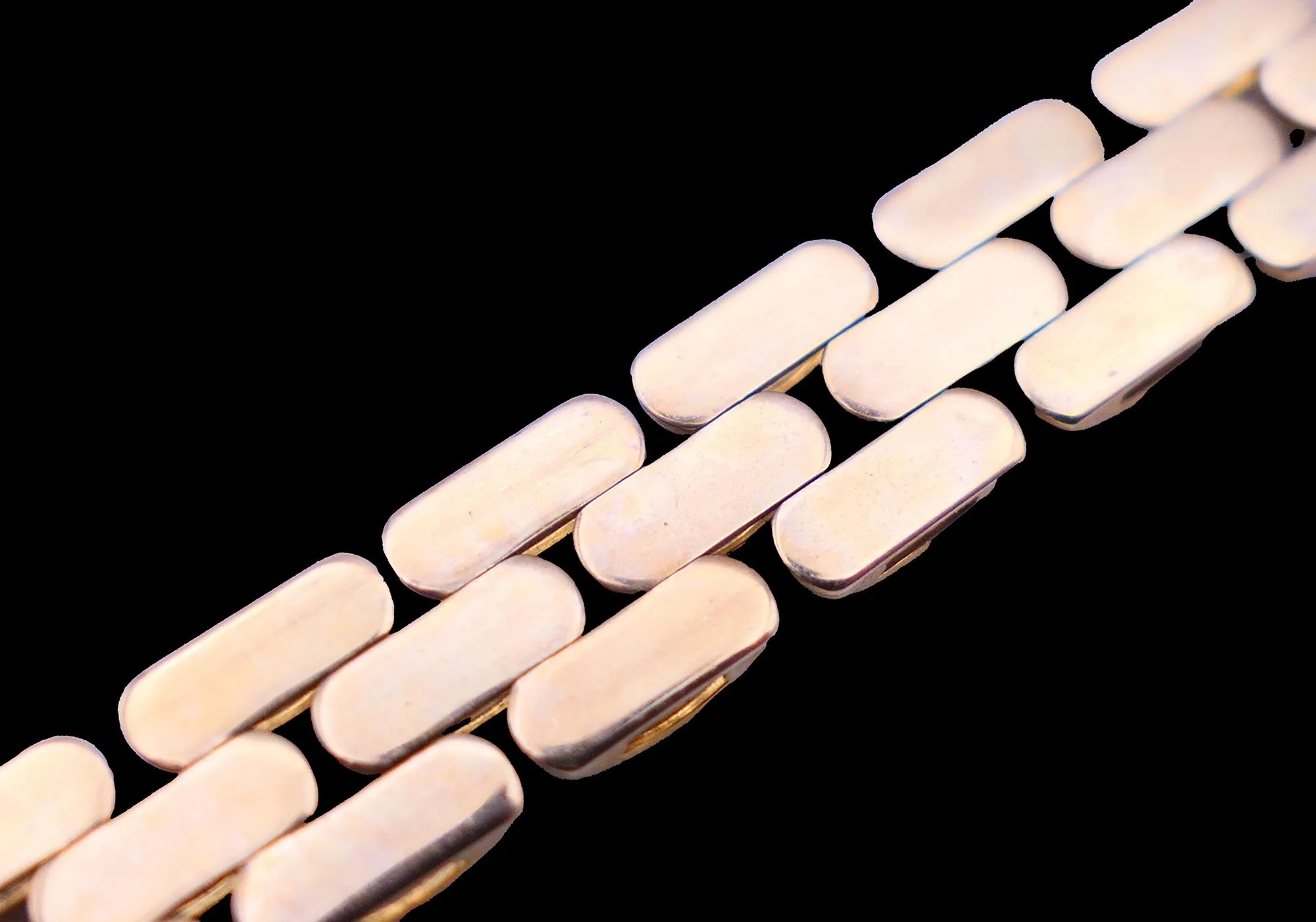 Reverse side curb links Victorian gold bracelet texture