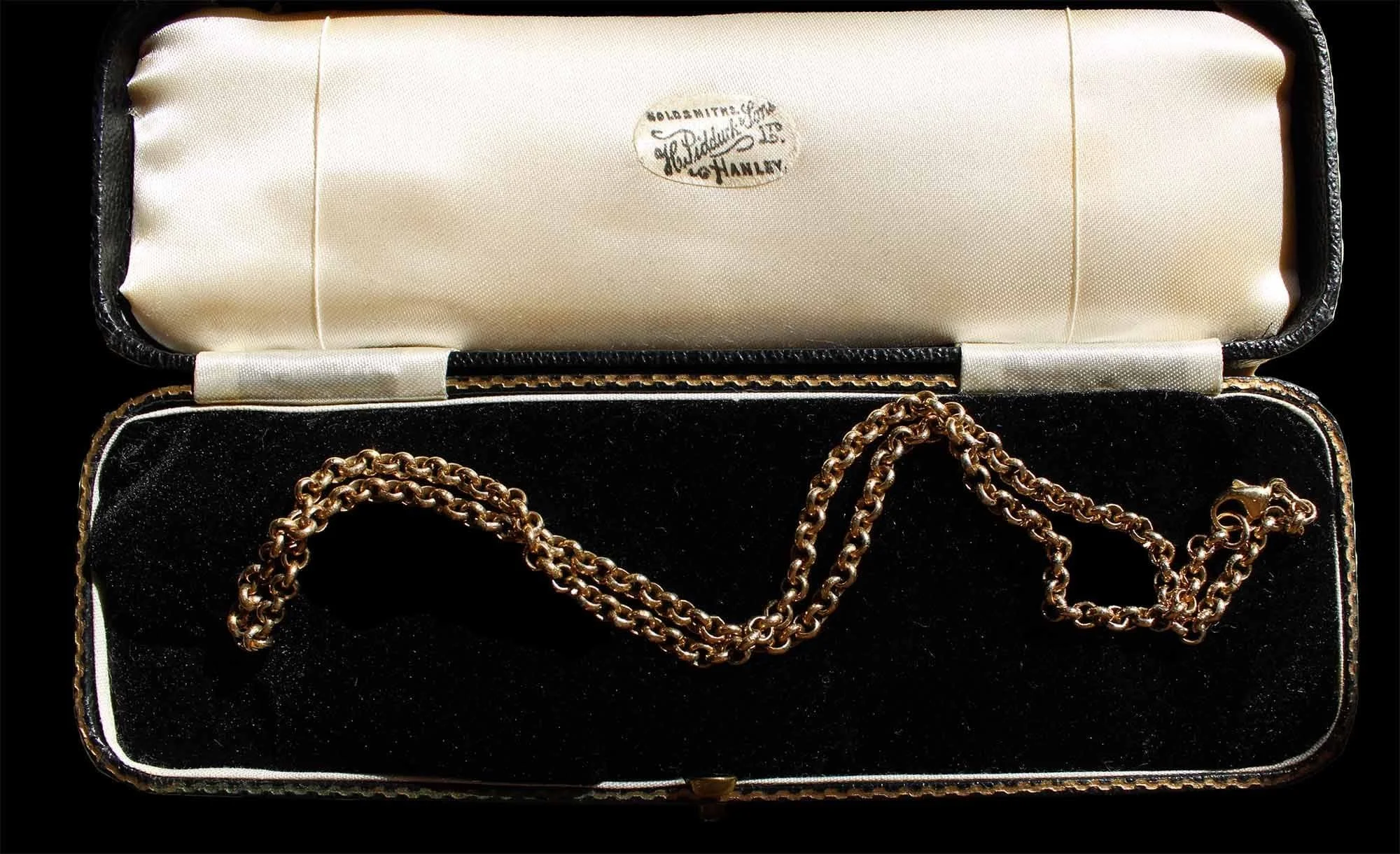 close up 18 inch 9K Gold Antique Belcher Chain in jewelry case