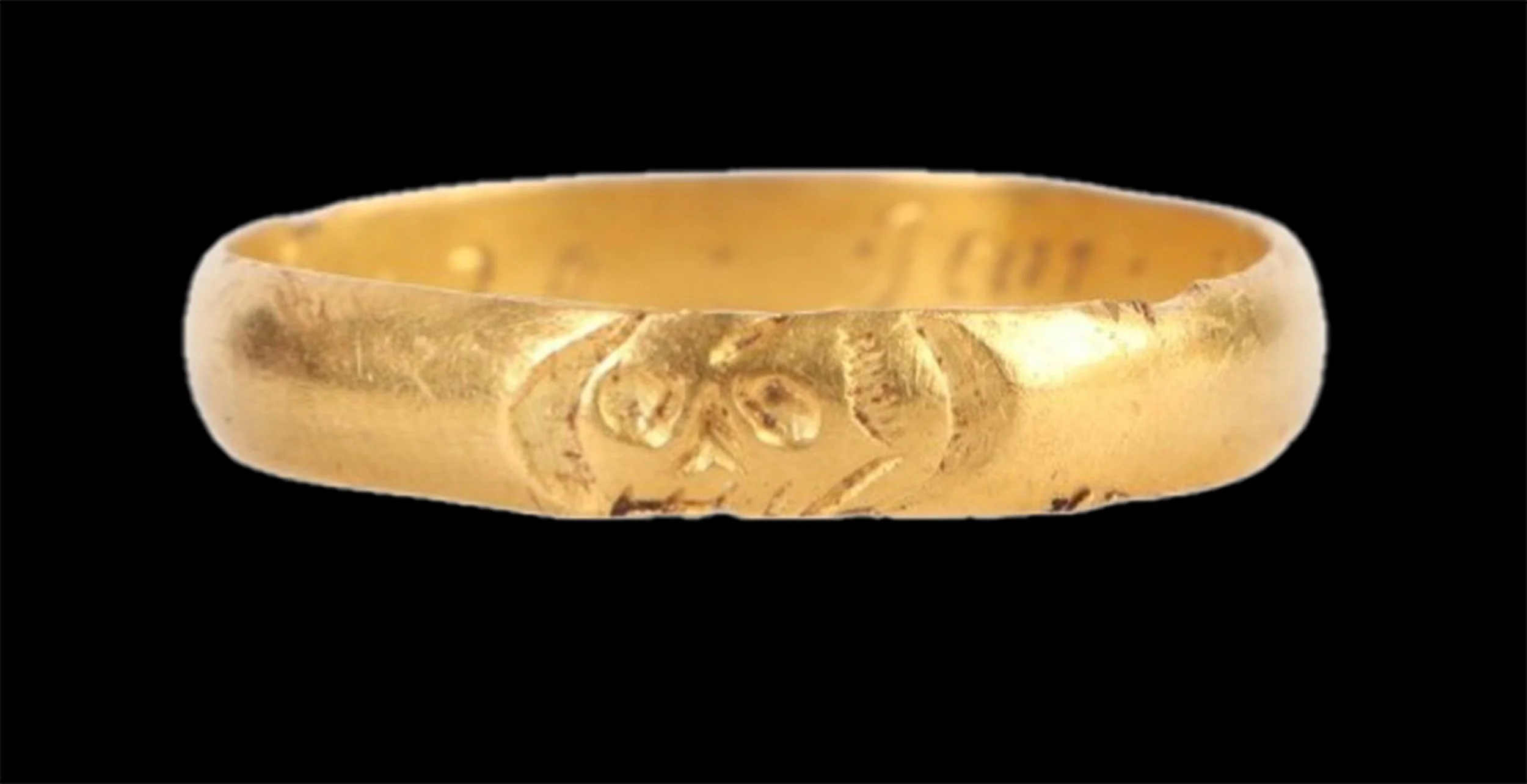 close up skull engraving memento mori ring 17th century gold