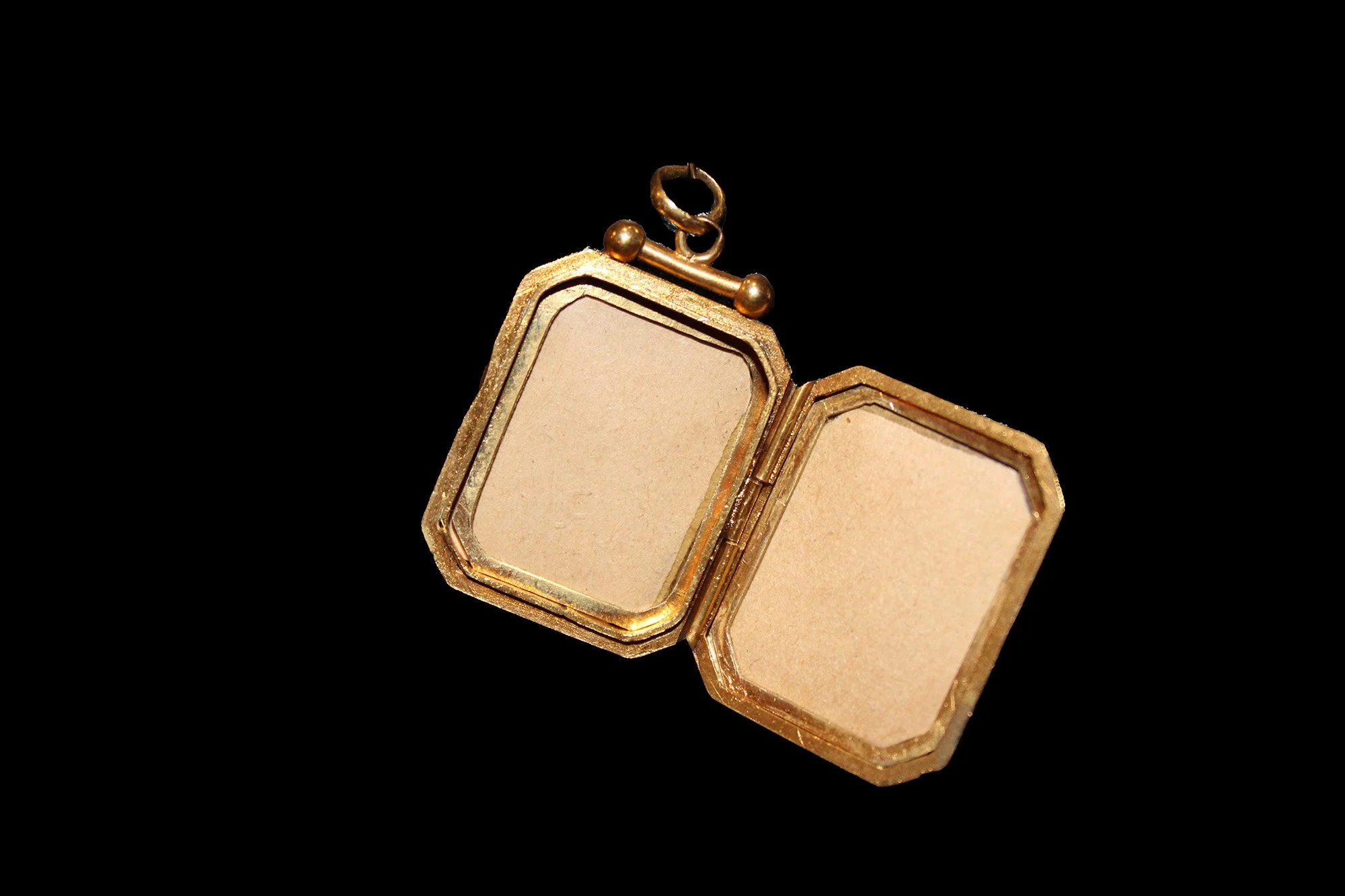 Inside view Late Victorian Engraved Gold Locket