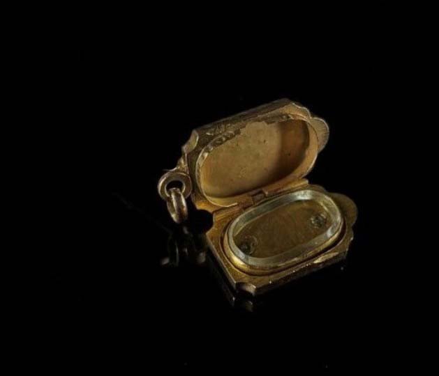 locketpearls2.jpg
