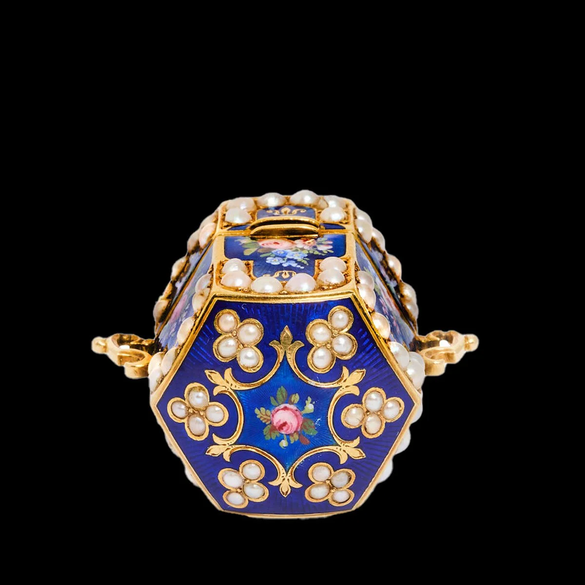 Hexagonal end of Swiss gold vinaigrette showing cobalt blue enamel, painted pink rose, gold scrollwork and seed-pearl flower rosettes.