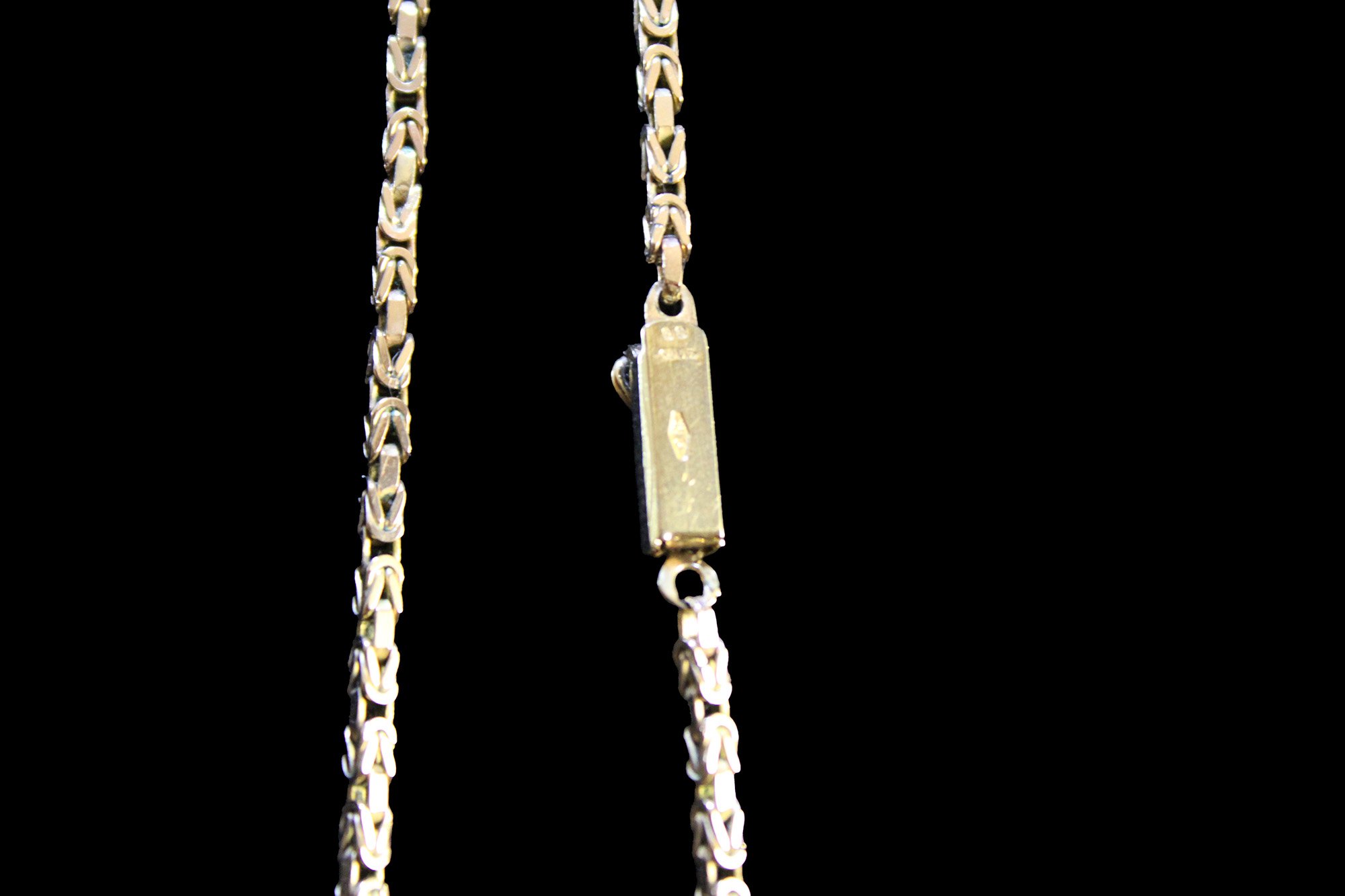 close up 9 carat box clasp with figure eight safety latch