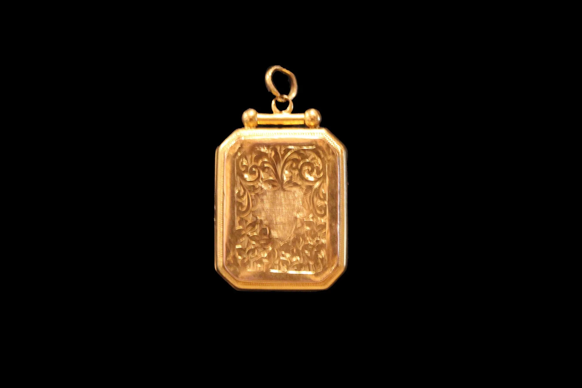 Front view Late 19th century Victorian gold locket engraved with foliate scrollwork