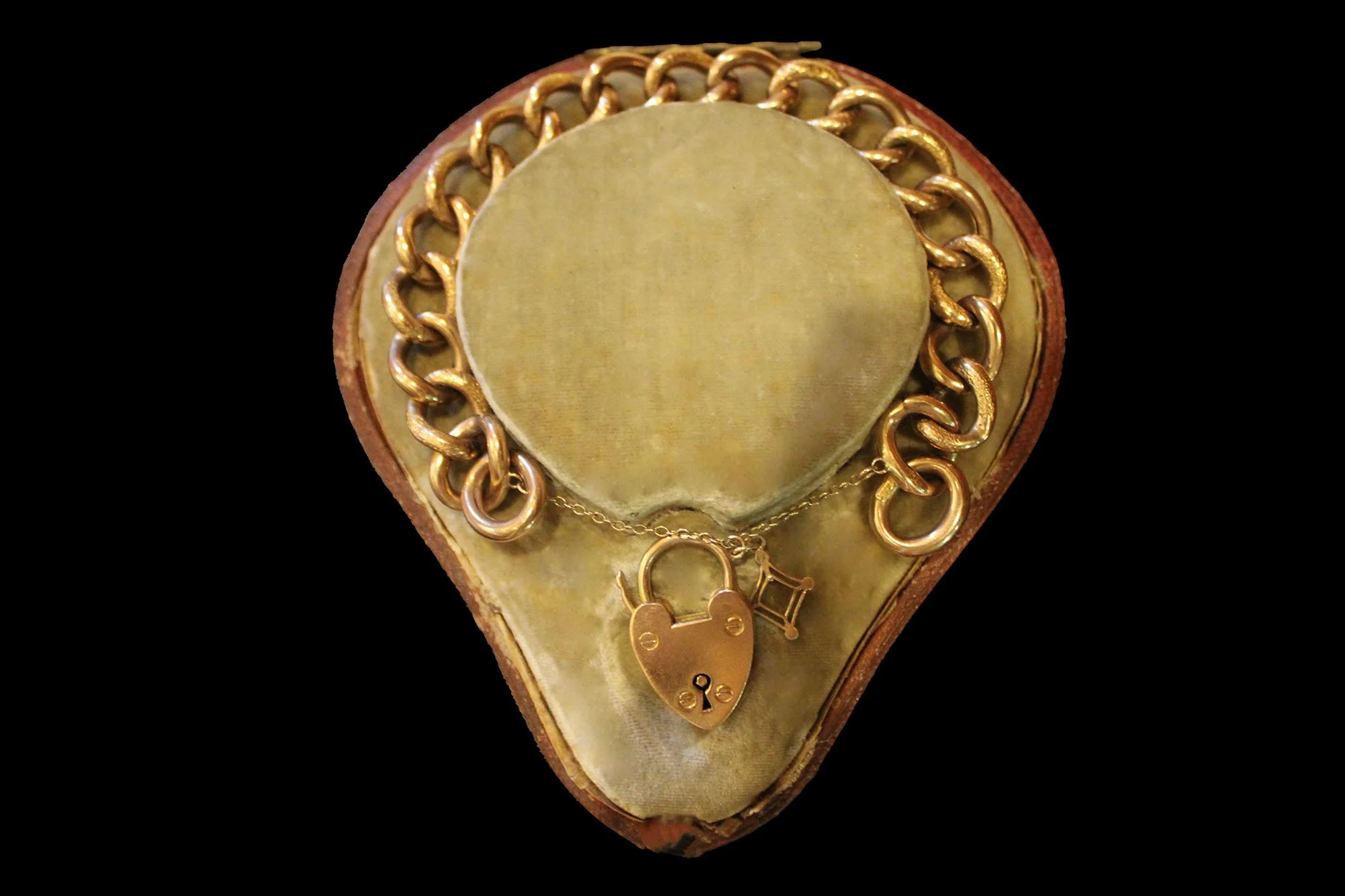 Antique jewelry Case 9K Gold Textured Heart Padlock Curb Link Bracelet