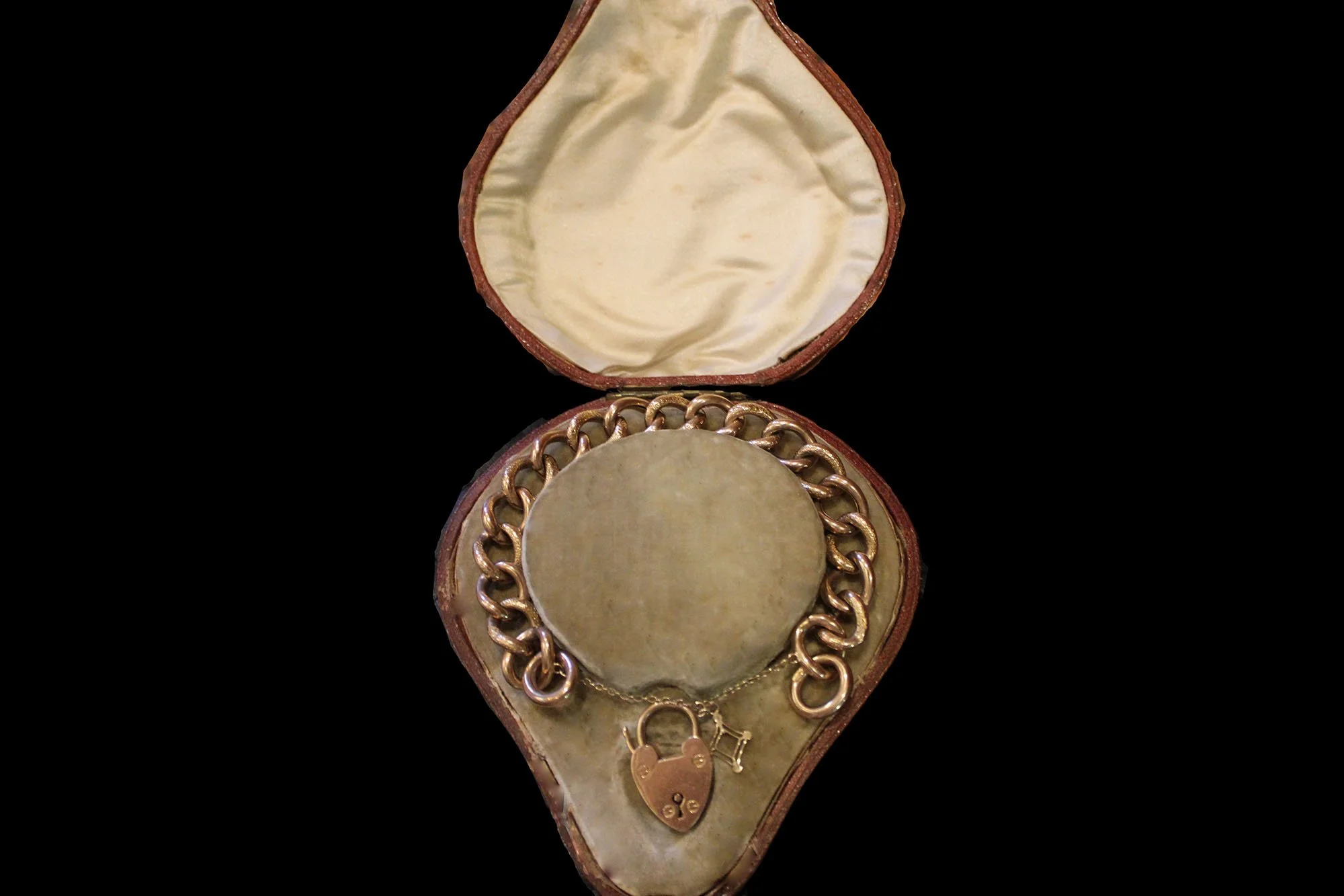 Open Jewelry Case 9K Gold Textured Heart Padlock Curb Link Bracelet