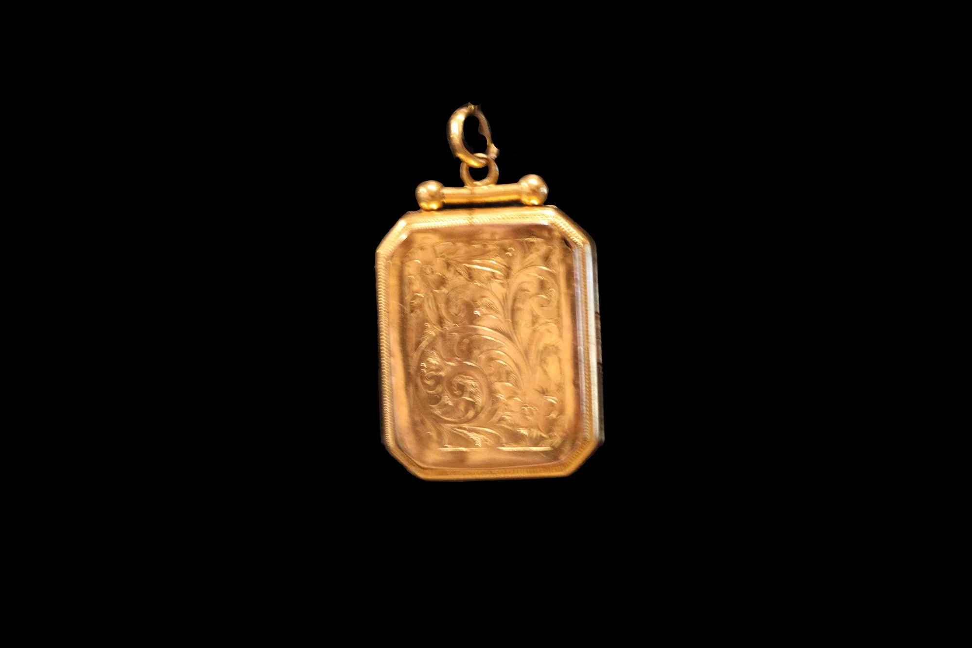 rear view Late 19th century Victorian gold locket engraved with foliate scrollwork