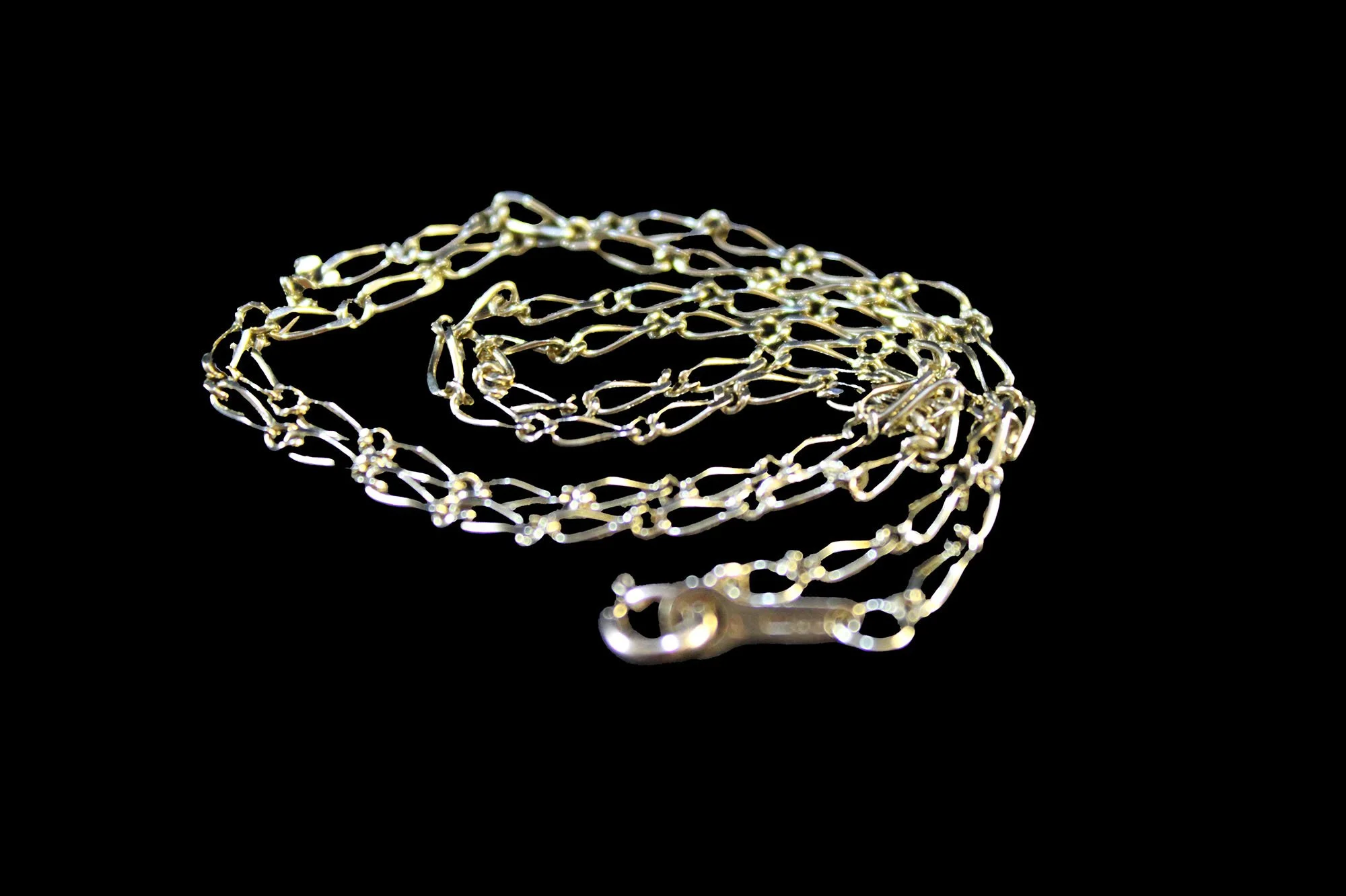 circular view of elongated oval-link chain