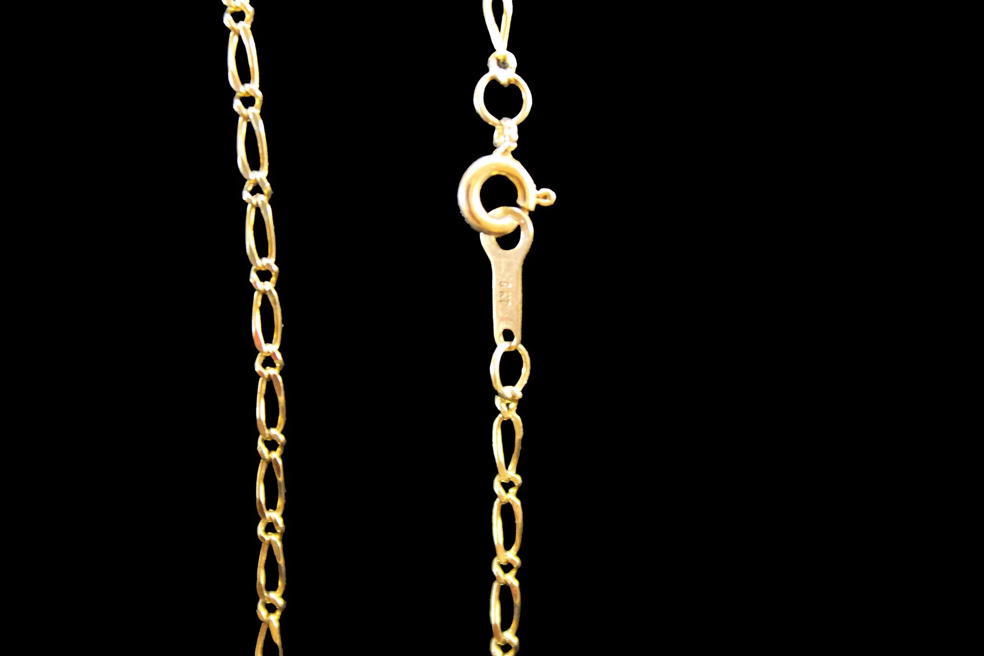 close-up hallmarked spring clasp 9ct gold elongated oval-link chain