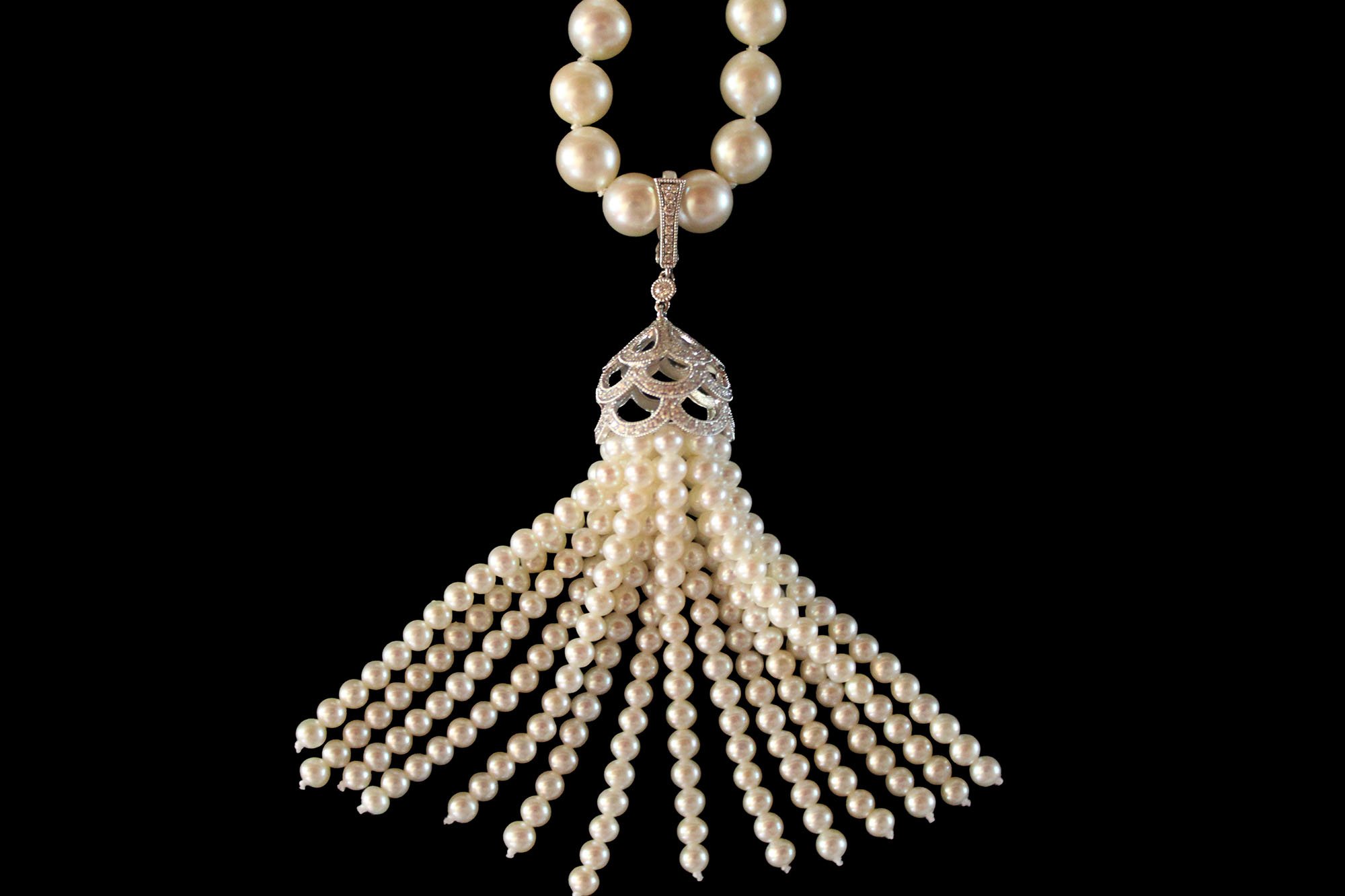 Fanned 18ct gold diamond and cultured pearl tassel pendant with pierced diamond-set cap