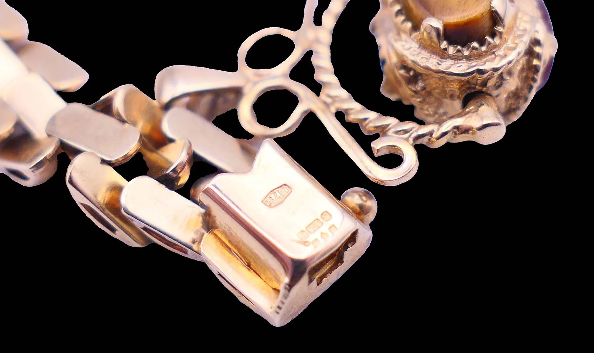 9ct gold hallmark clasp Victorian bracelet close-up