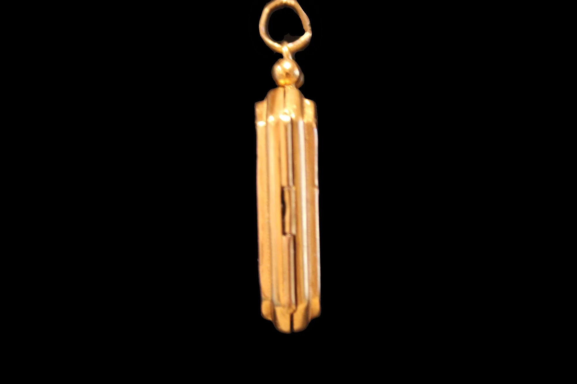 Side view hinged Late Victorian Engraved Gold Locket