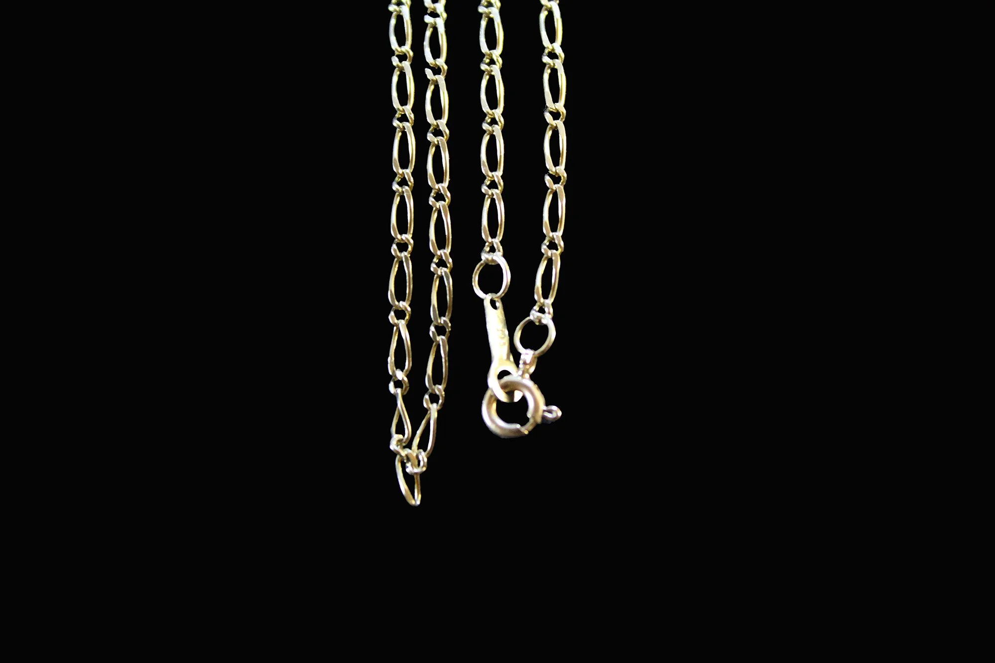 Vintage 20th-century hallmarked 9ct gold elongated oval-link chain with spring-ring clasp, 15.5 inches.
