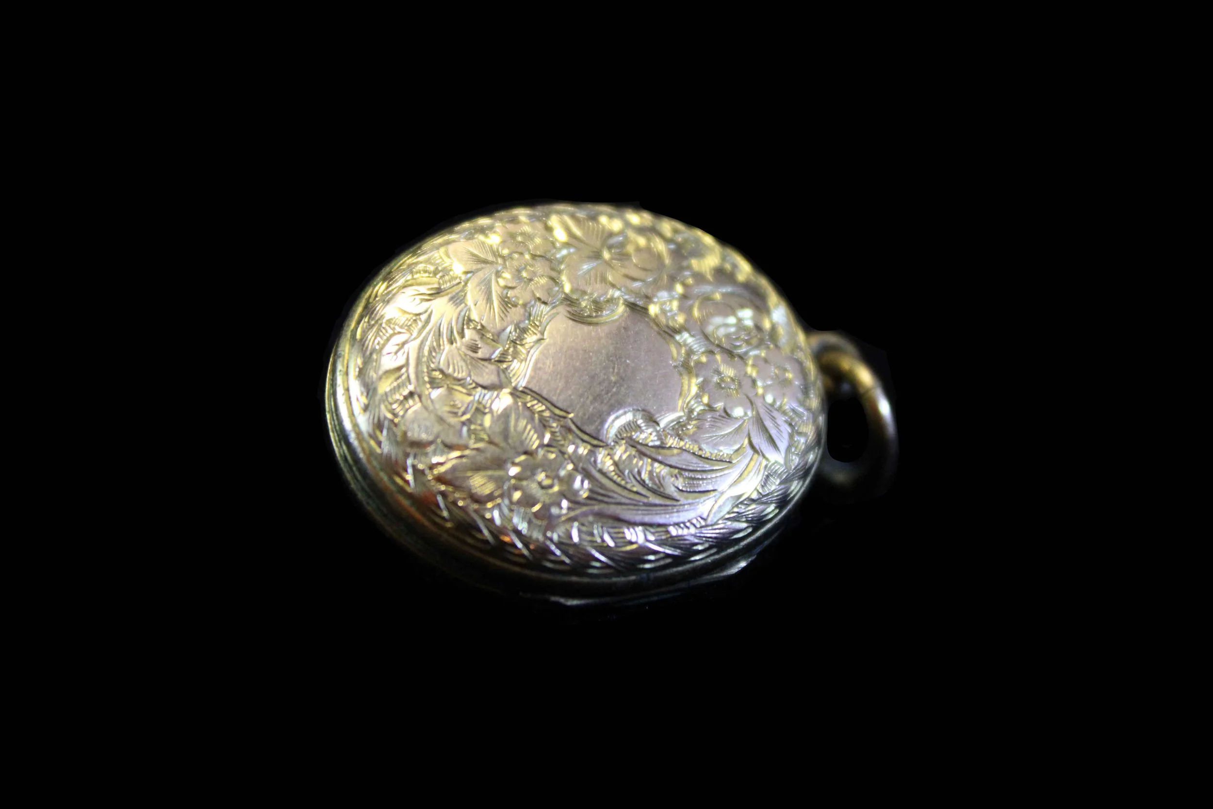 Victorian gold memorial locket featuring hand-engraved foliate scrollwork