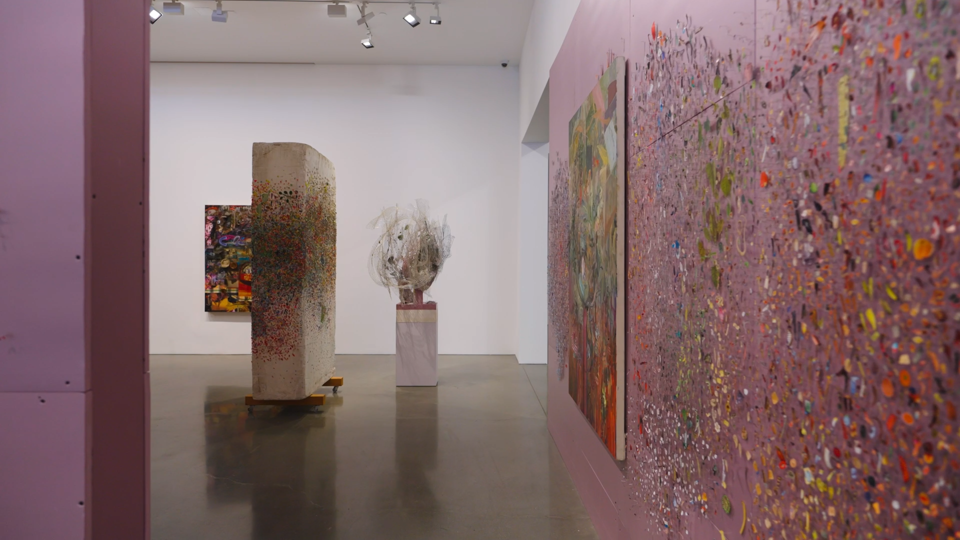 Elliott-Hundley-Regen-Projects-Exhibition-video-eichenbaum-4.png