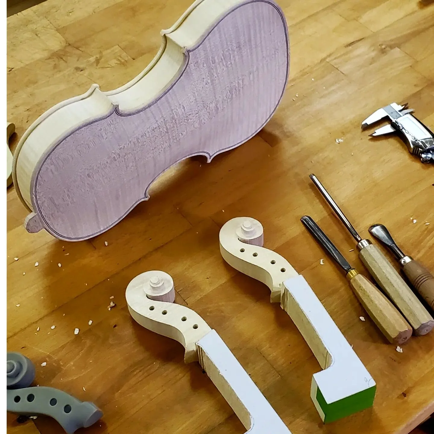 With client repairs done for the week, it's back to making for the weekend.  I'm hoping to have a scroll and fingerboard ready to install before Monday 🤞 
.
.
.
.
.
..
...
..
.
.
.
.
.
#luthier #luthiery #woodworking #indianapa #imadethat #progress 