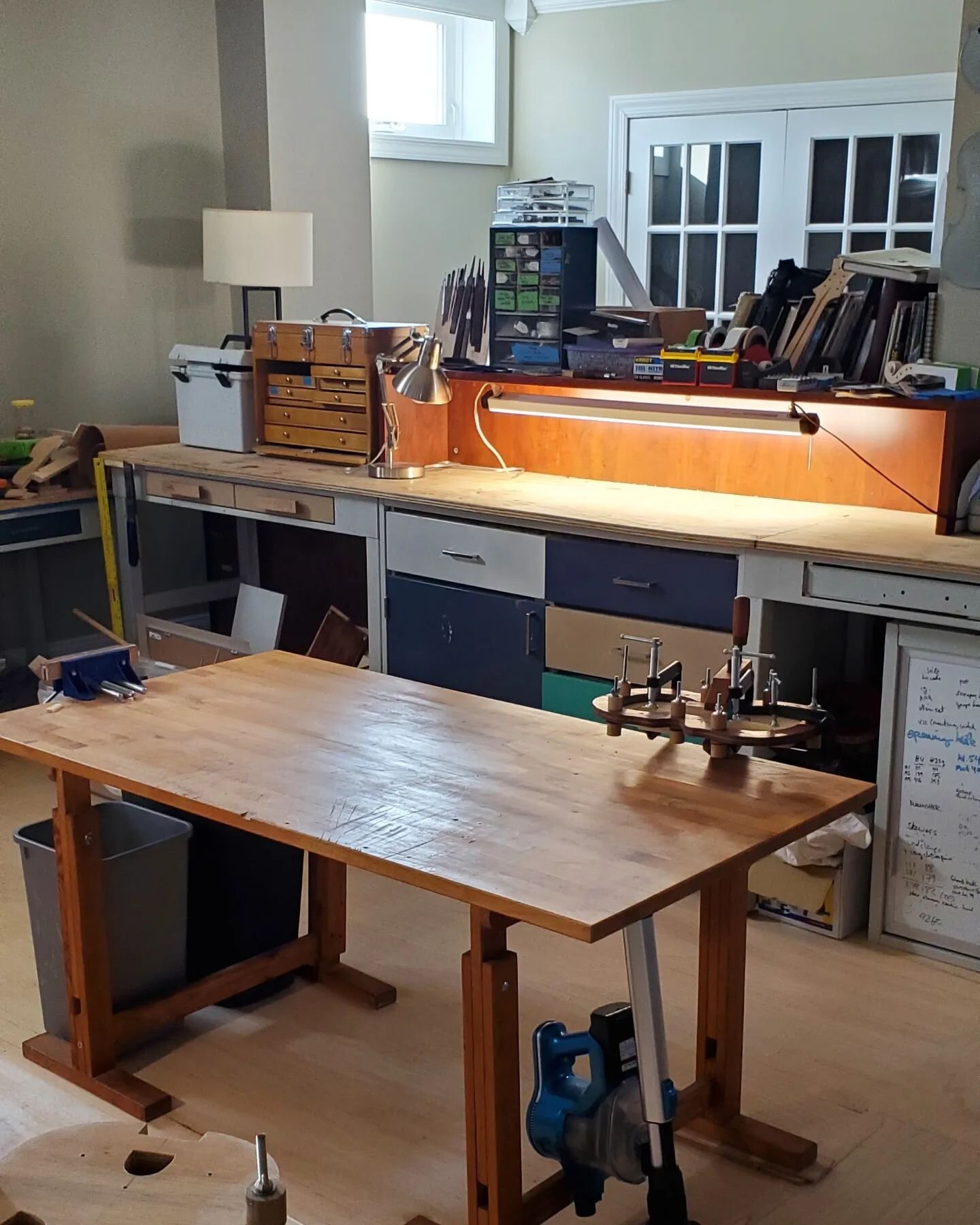 Monday morning in the workshop, compared to Sunday night. Have a great start to your new week!
.
.
.
.
..
...
..
.
.
.
.
.
#luthier #luthiery #woodworking #indianapa #imadethat #progress #process #violin #viola #mandolin #art #positivevibes #orchestr