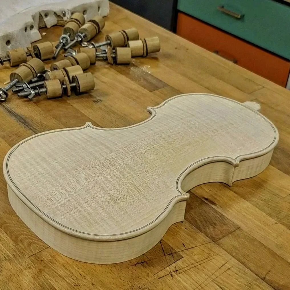 This little violin is coming along nicely! Roughly halfway through and I've built a small boat 😂👋🛶
.
.
.
.
.
.
.
..
...
..
.
.
.
#violin #viola #violino #mandolin #luthier #luthiery #orchestra #art #process #handmade #indianapa #positivevibes