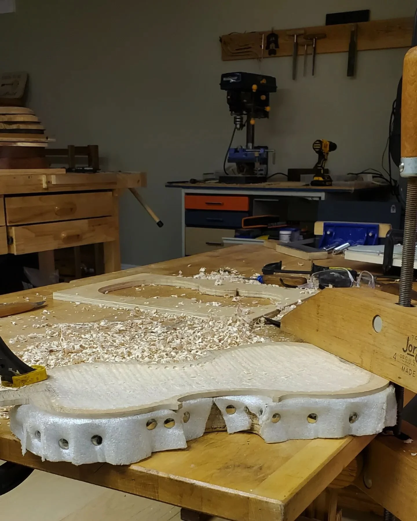 Hoping to tune this back plate tomorrow, I'm putting in a few extra minutes with a gouge this evening. Keeping it moving. This will be the first instrument from my new workshop. 
.
.
.
.
.
.
..
...
..
.
.
.
.
#violin #viola #luthier #luthiery #art #p