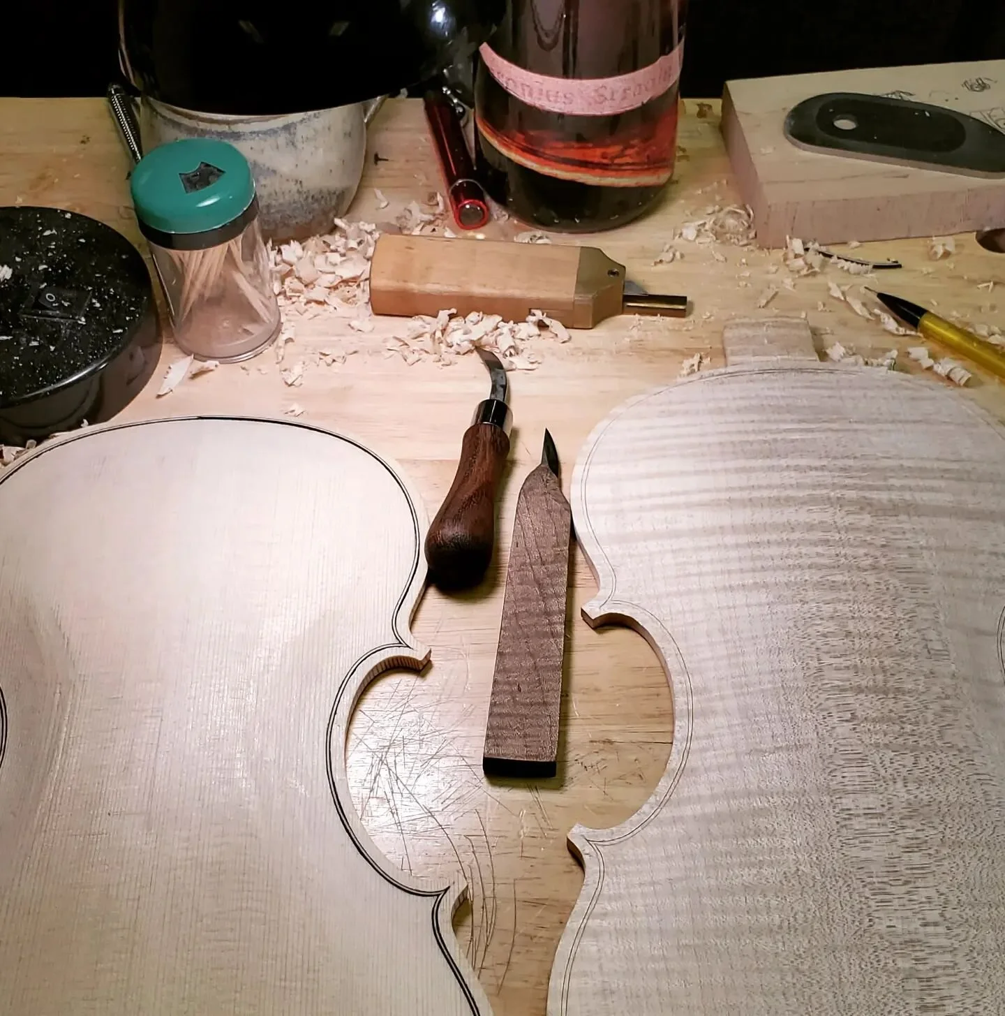 Every time I cut a purfling channel, I'm reminded that I need to charge more for my instruments 😅
.
.
.
.
.
.
..
...
..
.
.
.
.
#luthier #luthiery #violin #woodworking #art