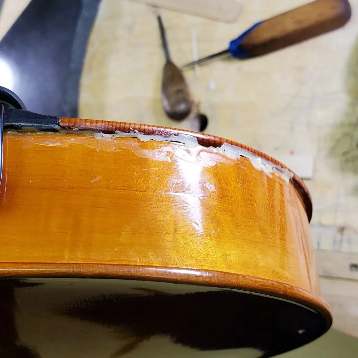 A classic "my teacher fixed it" from last week. Teachers, you have enough to do. Let someone else fix the instruments 😂
.
.
.
.
.
.
..
...
..
.
.
.
#violin #viola #luthier #luthiery #orchestra #classicalmusic #folkmusic #bluegrass