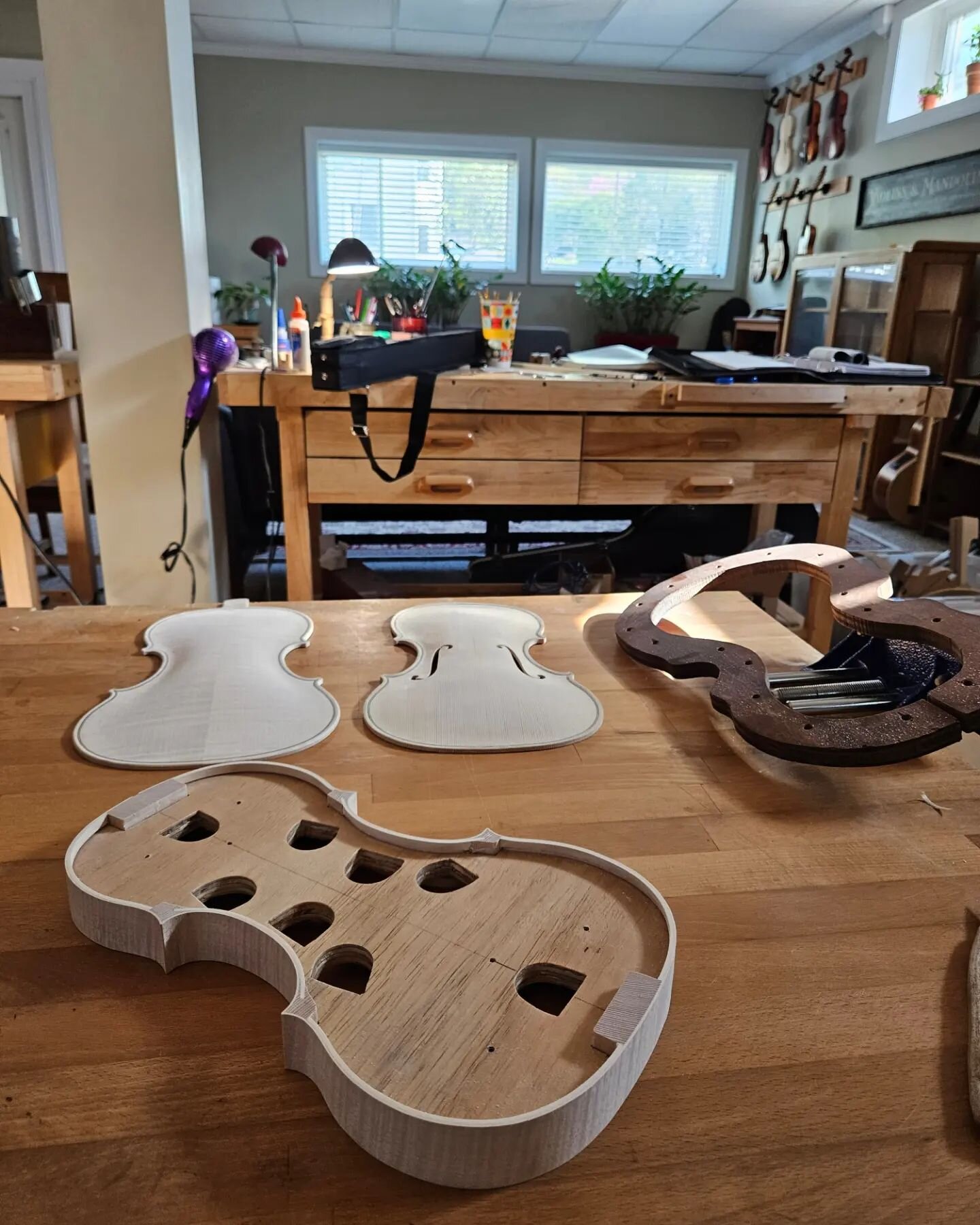 A quiet morning in the shop. I'm about to trim the rib liners and free the garland from the mould. Another violin, coming around the bend!
.
.
.
.
.
.
..
...
..
.
.
.
.
.
#luthier #luthiery #violin #viola #mandolin #indianapa #classicalmusic #orchest