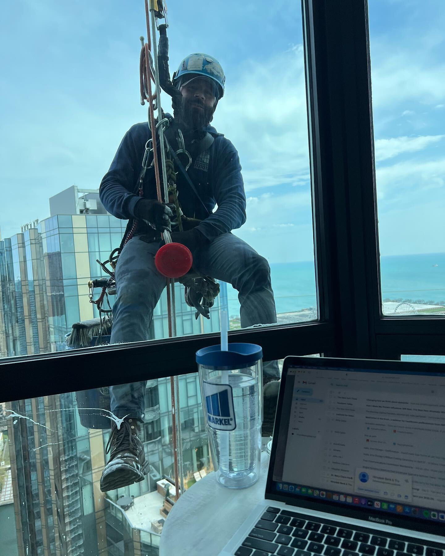 My visitor while working this AM!! High rise living🏙️ 
Appreciate what you do🧽🫧
*
*
*
*
#flexwellnesschicago #windowwashing #highriseliving #cityonthelake #working