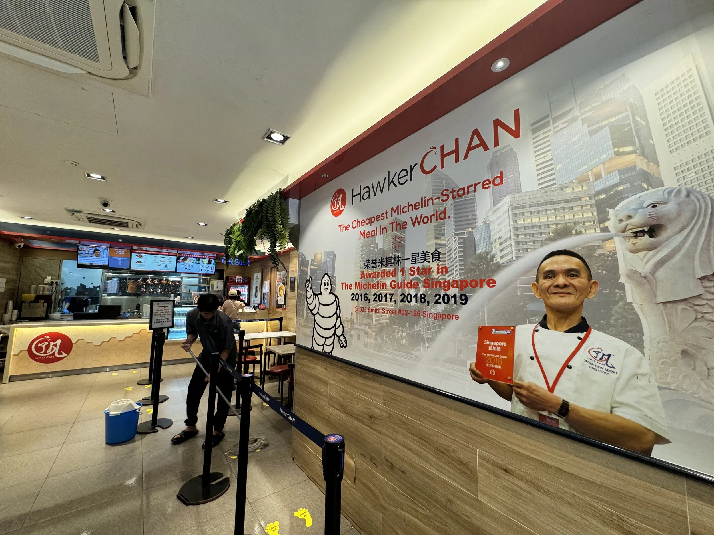  Once inside, I was shocked to see NO LINE!!! There were around 20 customers but they already had their food. I was able to walk right in and order! P.S. The star of this photo is the Merlion! 