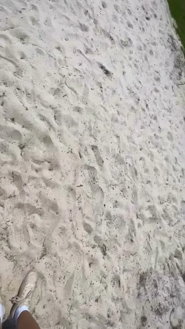 ok ok hear me out for 30 seconds: SAND is an amazing sensory rich texture all kids should be exposed to! It’s literally a workout for your child’s body AND brain! ๐ง
Experiencing different surfaces like sand, grass, dirt, and mud helps