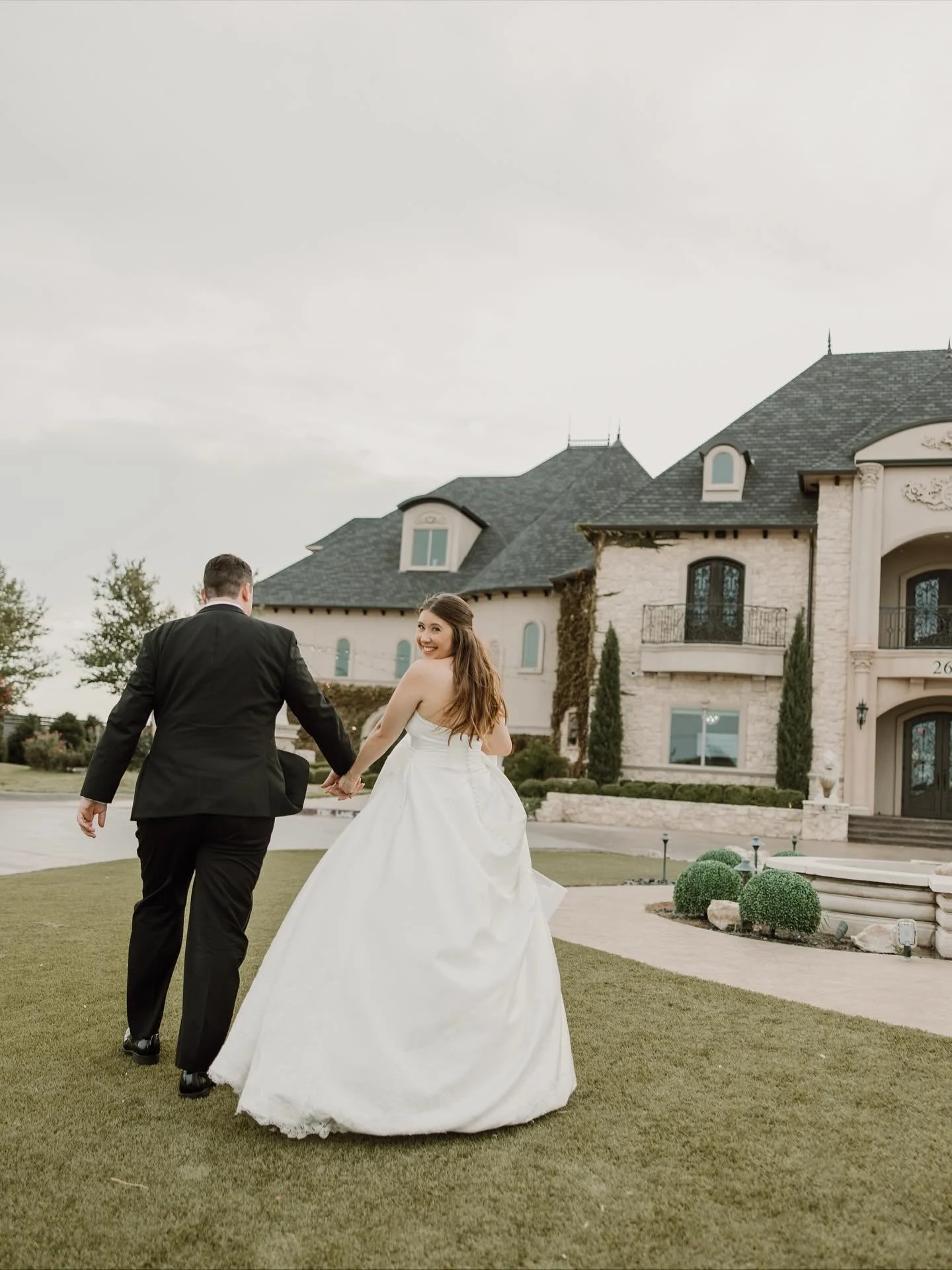 Mackenzie + Michael 🤍 7.26.25 

Venue: @knotting_hill_place 
Photo: @madelineanikkaphotography 
Florals: @boujeebloomfloral 
DJ: @djandyaustin 
Catering: @tcpcatering 
Bar: @coladainc 
Video: @kindredweddingfilms 
Cake: @sweetsbyzeek 
HAMU: @teaseto