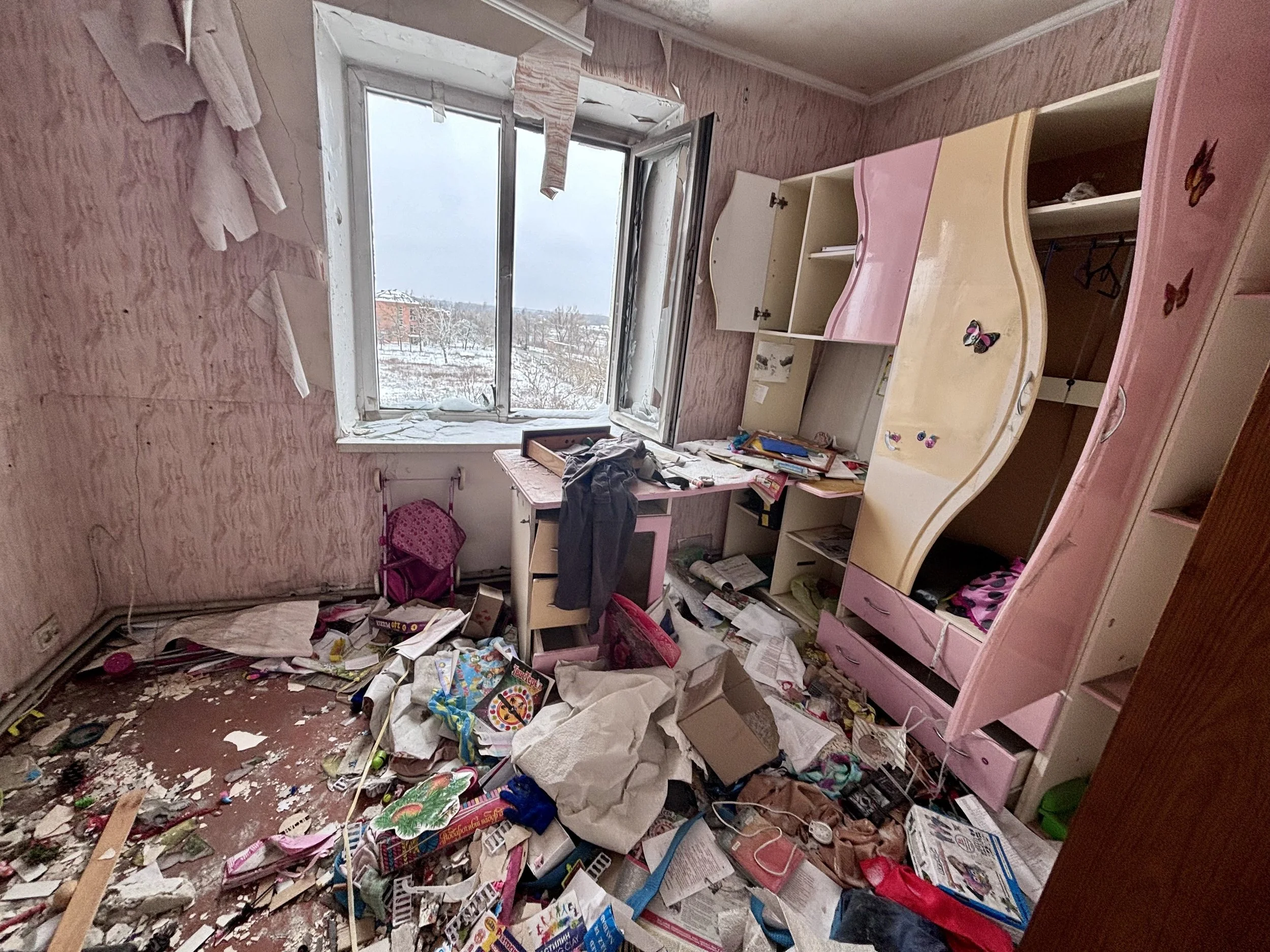 izyum, part i:                        russian war crimes at                2 Pershotravneva street