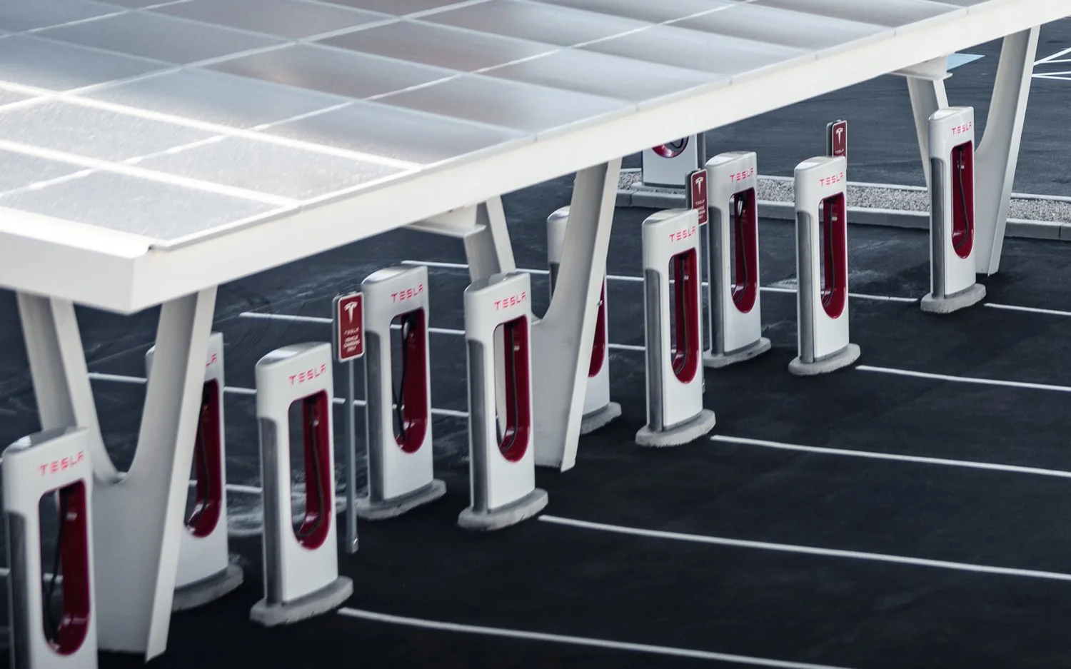 Tesla Supercharger-Ladestation mit überdachten Ladesäulen