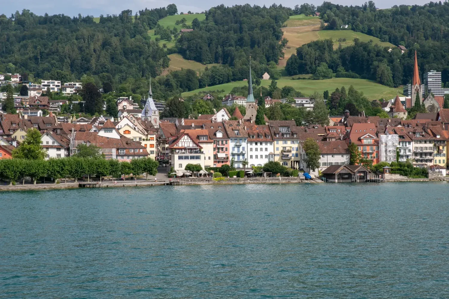 Die Zuger Altstadt am Ufer des Zugersees mit dem Zugerberg im Hintergrund