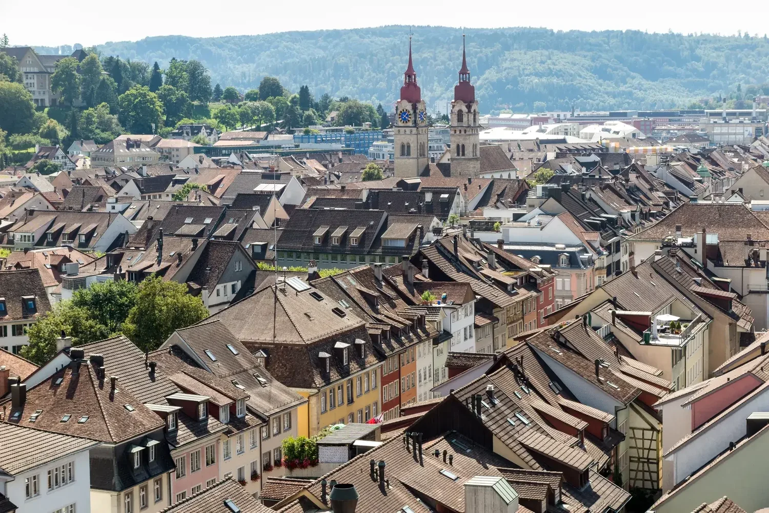 Blick über die Dächer der Winterthurer Altstadt mit den zwei Türmen der Stadtkirche