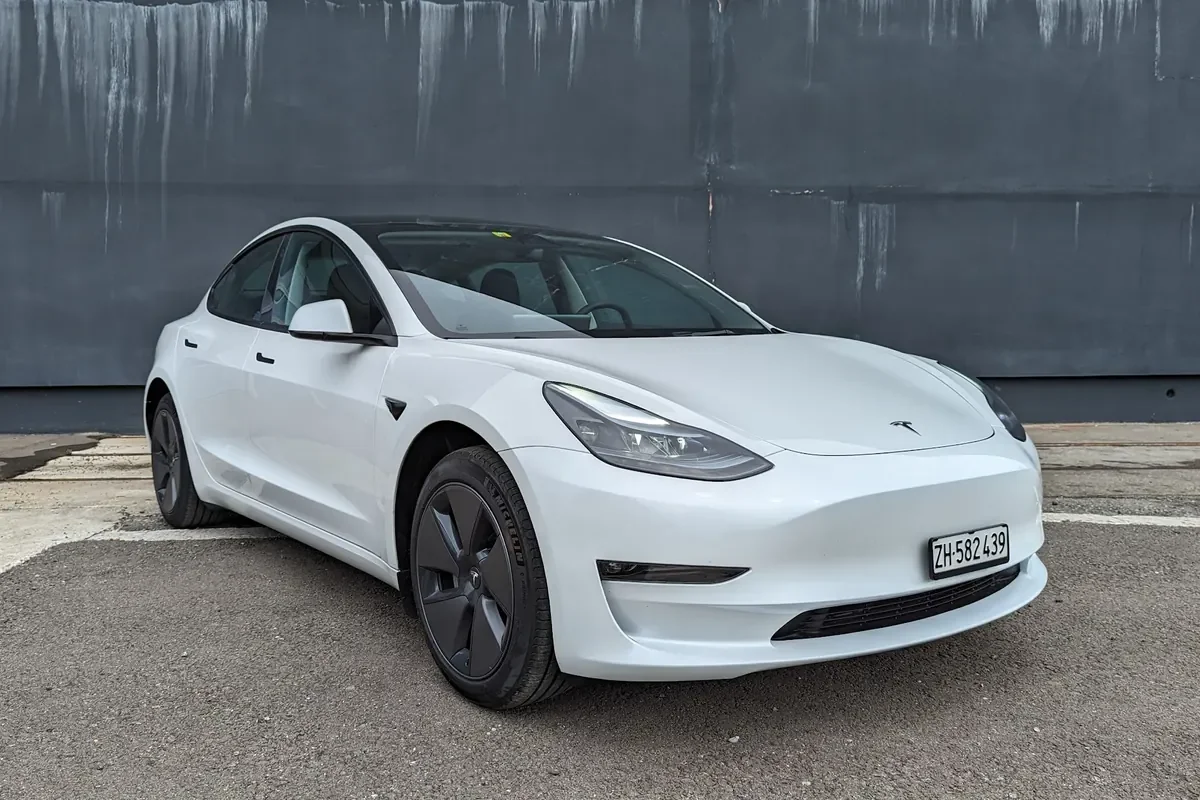 Weisses Tesla Model 3 von EV-Adventure mit Schweizer Kontrollschild