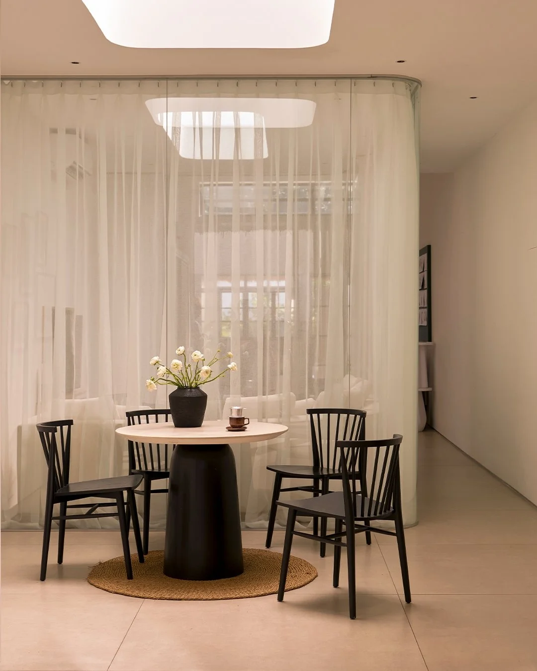 It has always been important for me to create a comfortable work environment, something which I prioritised from the beginning with Montego. Even with its small footprint, our studio has defined spaces that are used across the day.

#designstudio #fu