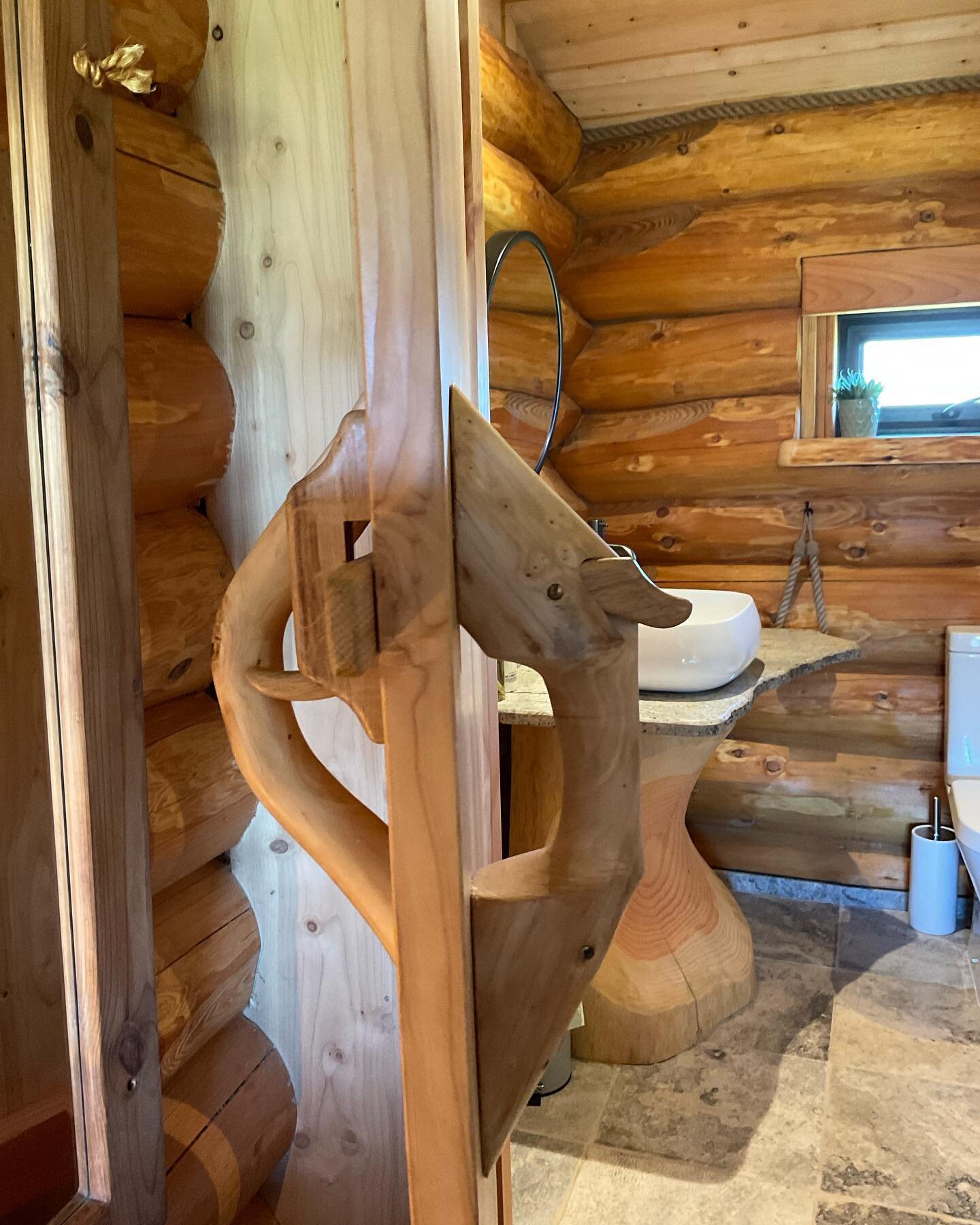 The beauty of wood!
.
@holidaycottages.co.uk @eatsleepliveherefordshire .
#logcabins #woodhouse #littlelogcabin #woodwork #lodgeswithhottubs #holidays #holidaycottage #logcabinholidays #herefordshire #westmidlands #countryliving #countryside #worcest