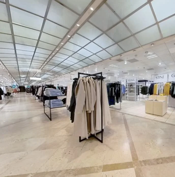 irtuel rundtur på Magasins 2. sal med elegant modeudstilling og lyse omgivelser.