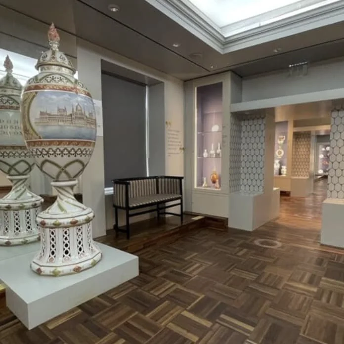 Virtuel tur i Herend porcelain museum med unikke porcelænsudstillinger og klassisk interiør.