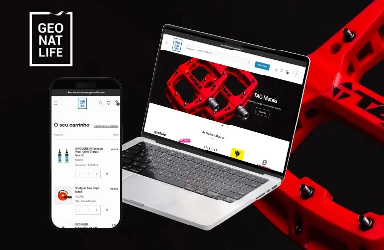 Imagem de um laptop e um celular exibindo o site da GEO NAT LIFE, ao lado de uma parte de um quadro de bicicleta vermelho com pedais, em fundo preto.